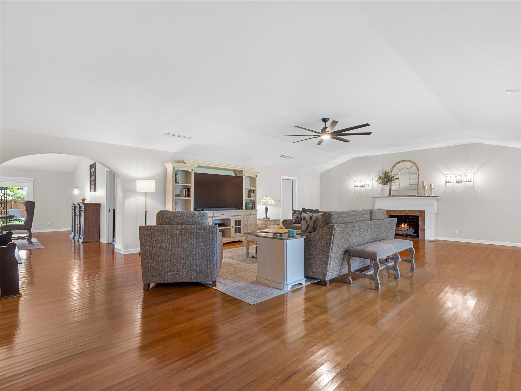 705 Whitehead St, Smithville, TX 78957