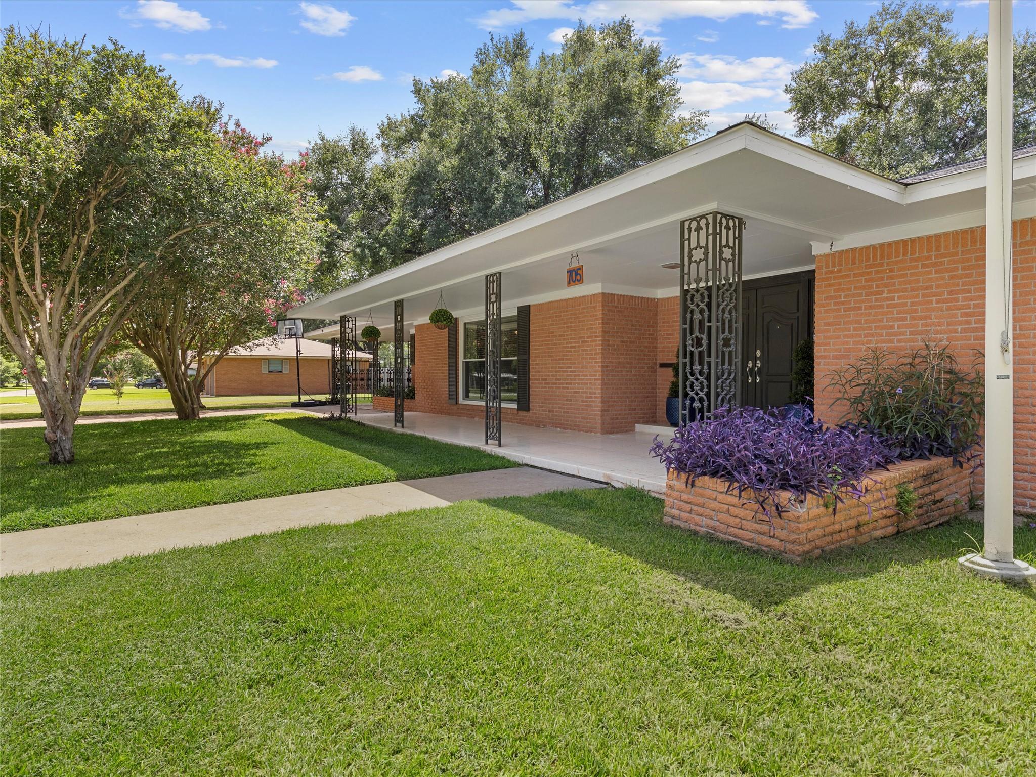 705 Whitehead St, Smithville, TX 78957