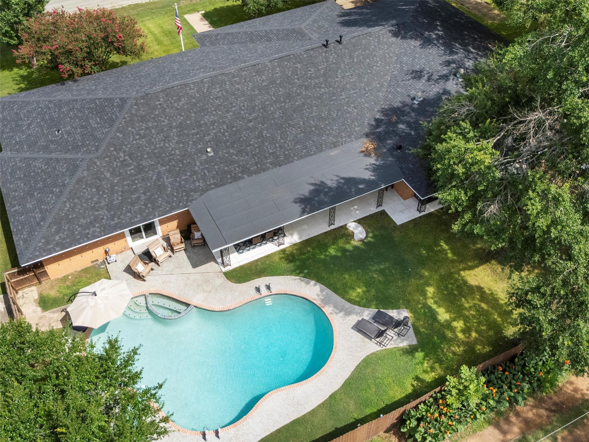 705 Whitehead St, Smithville, TX 78957