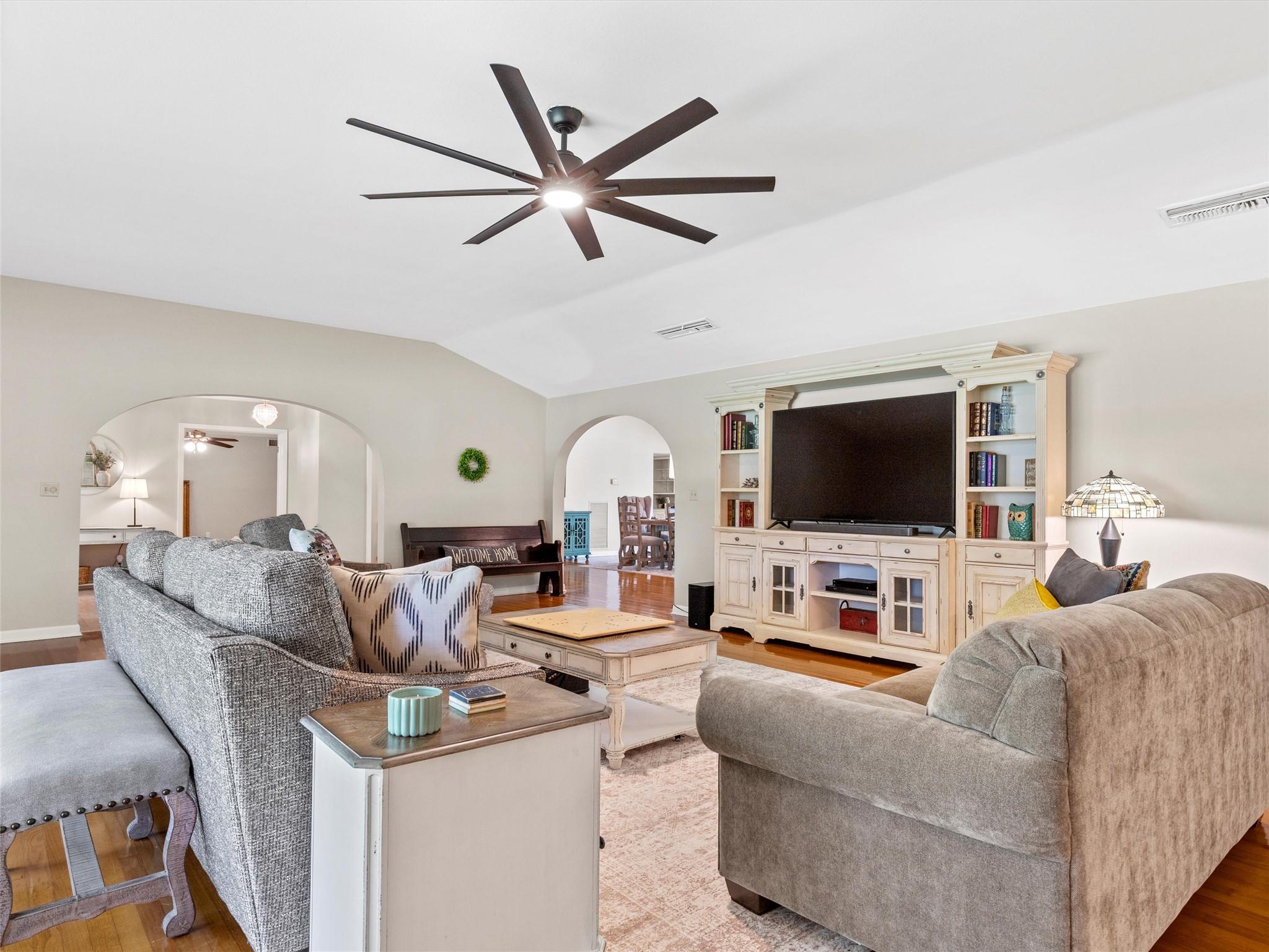 705 Whitehead St, Smithville, TX 78957