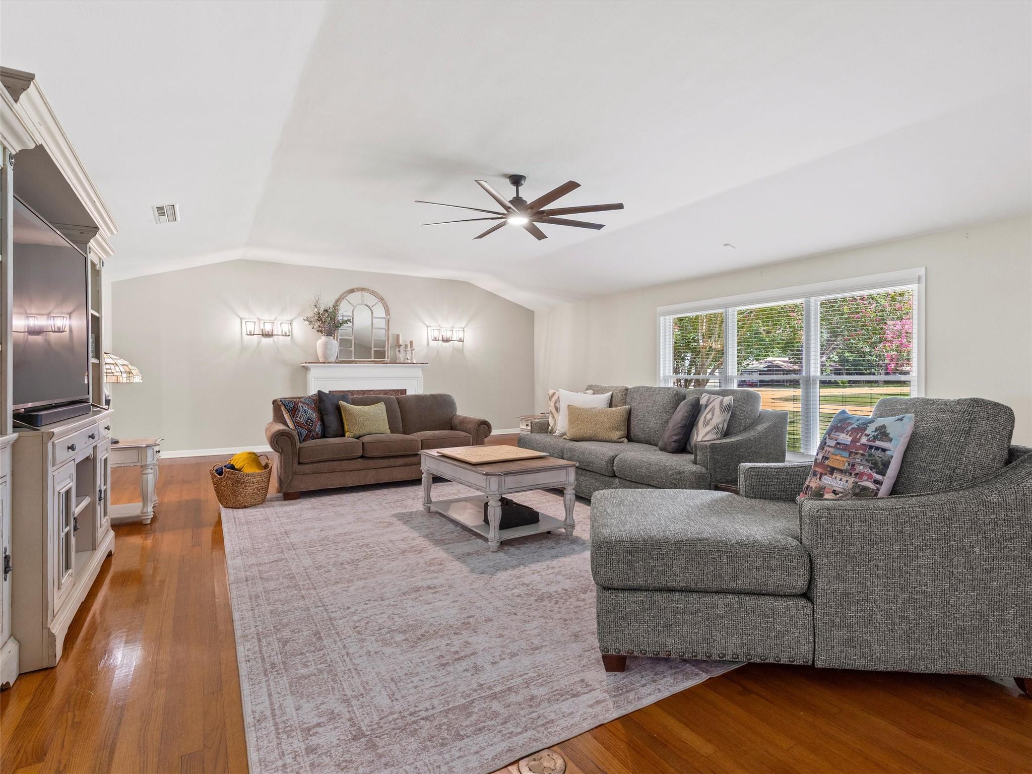 705 Whitehead St, Smithville, TX 78957