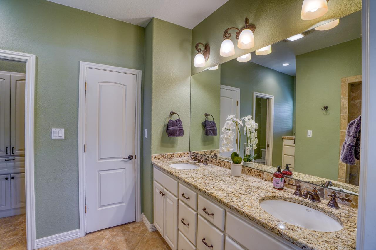 1050 Twisted Oak Dr, Horseshoe Bay, TX 78657