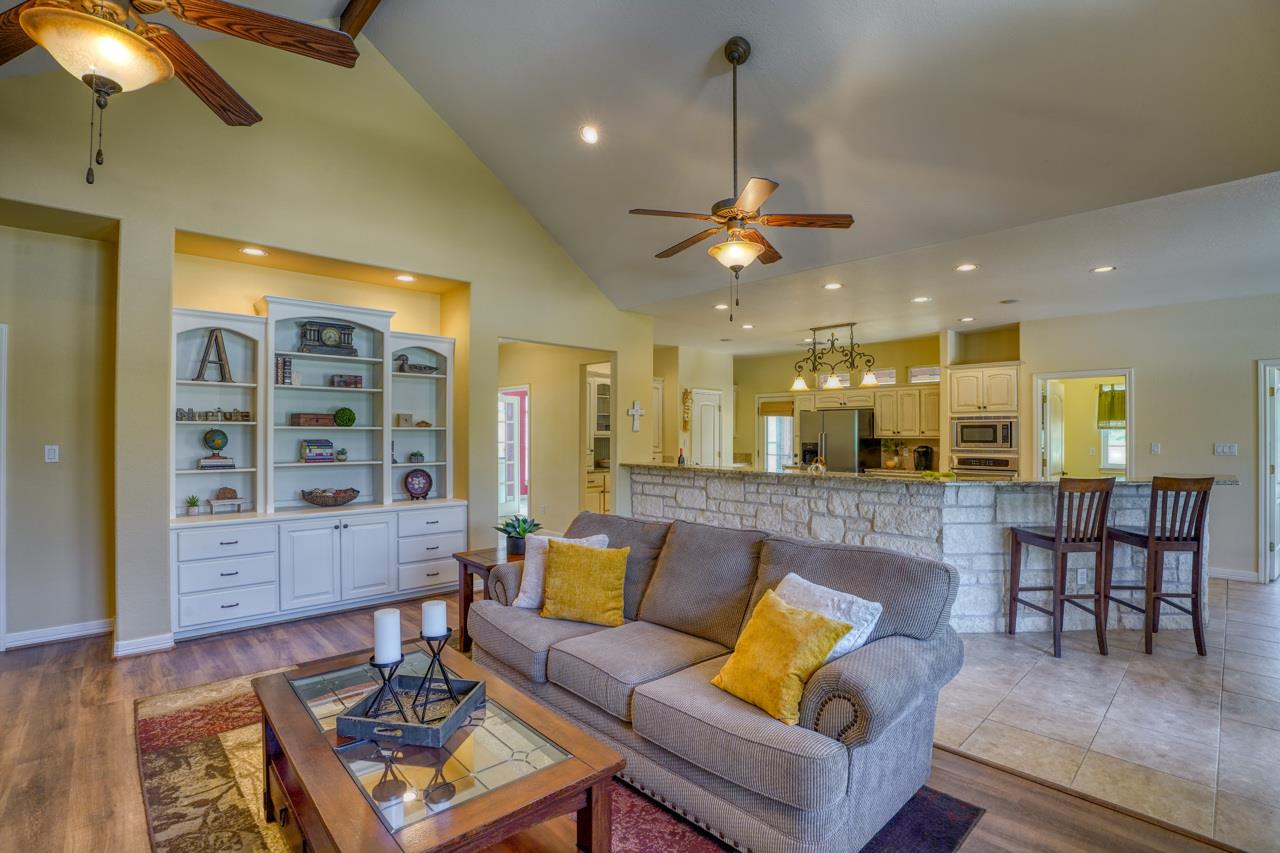 1050 Twisted Oak Dr, Horseshoe Bay, TX 78657