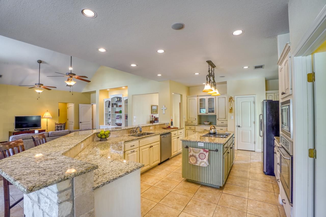 1050 Twisted Oak Dr, Horseshoe Bay, TX 78657