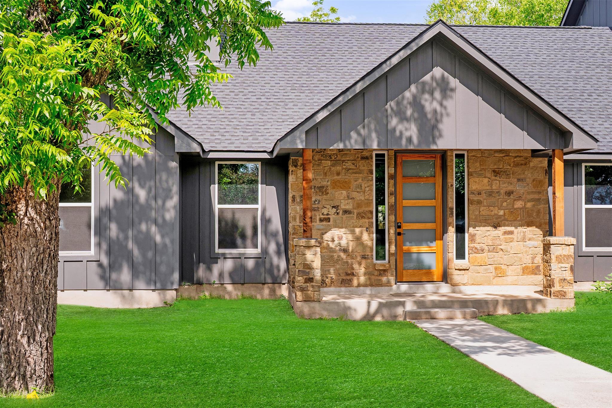 417 S Blanco St, Lockhart, TX 78644