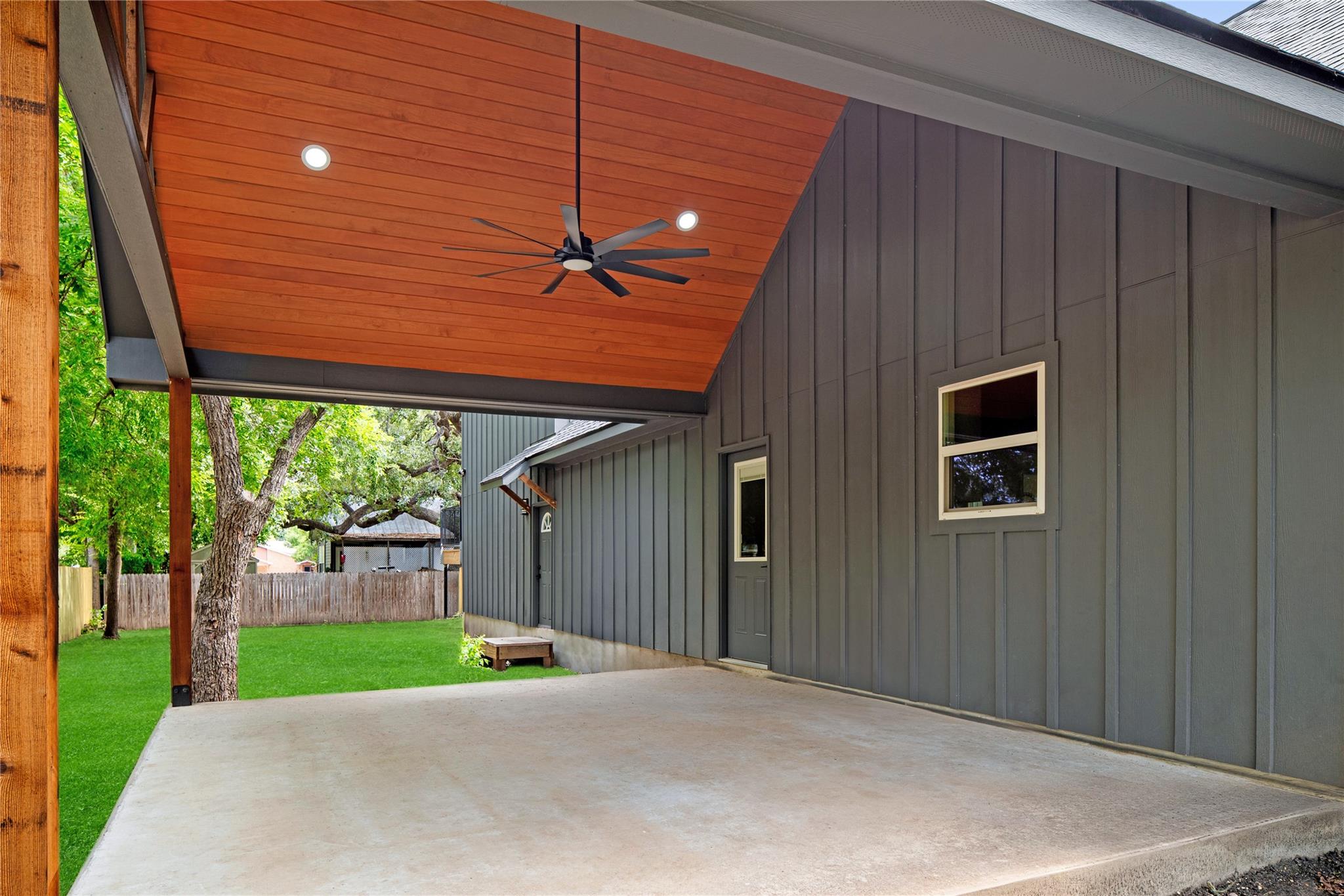 417 S Blanco St, Lockhart, TX 78644