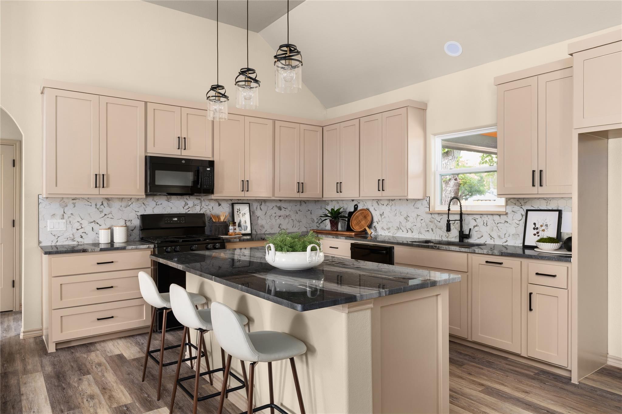 417 S Blanco St, Lockhart, TX 78644