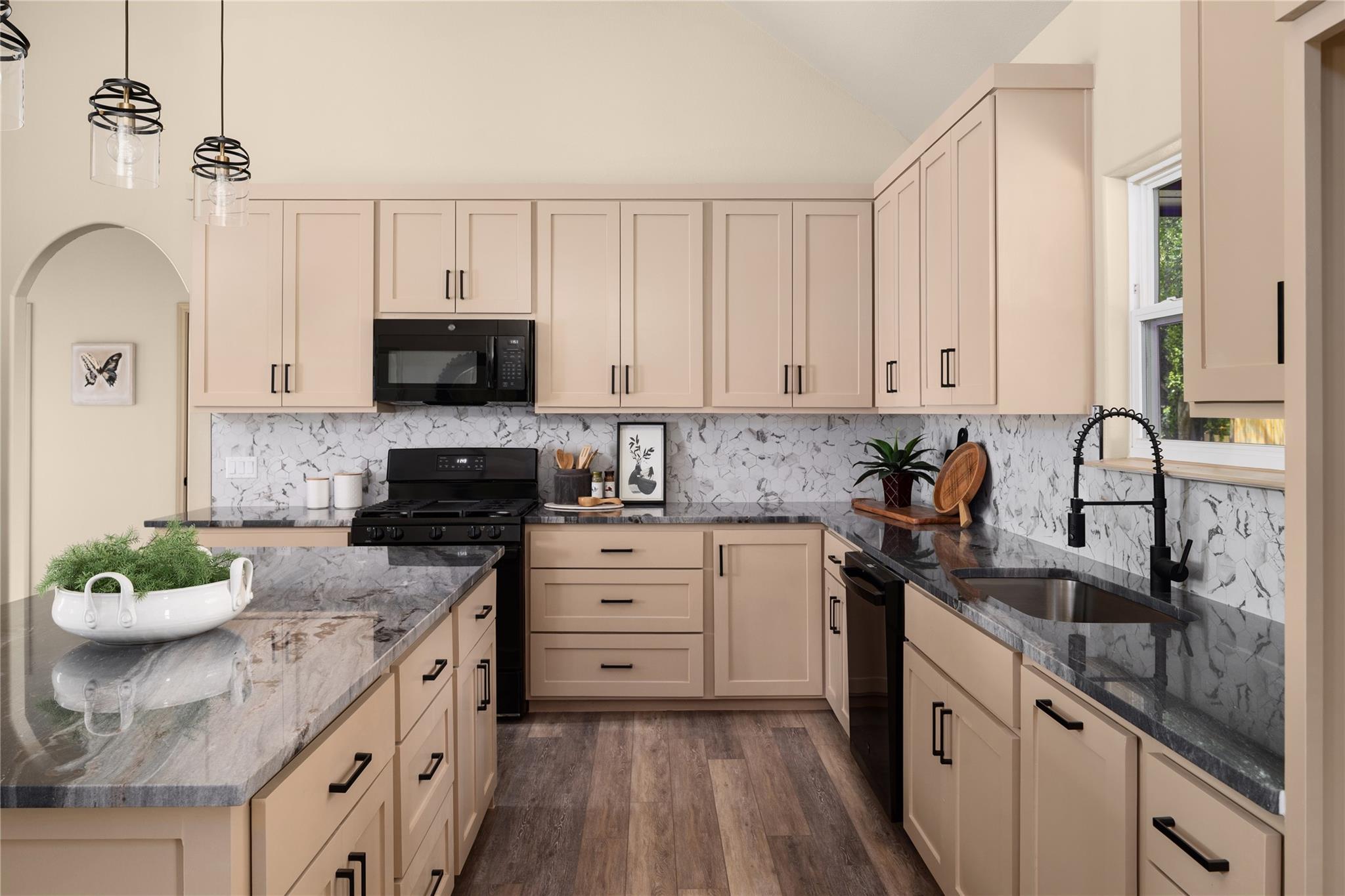 417 S Blanco St, Lockhart, TX 78644