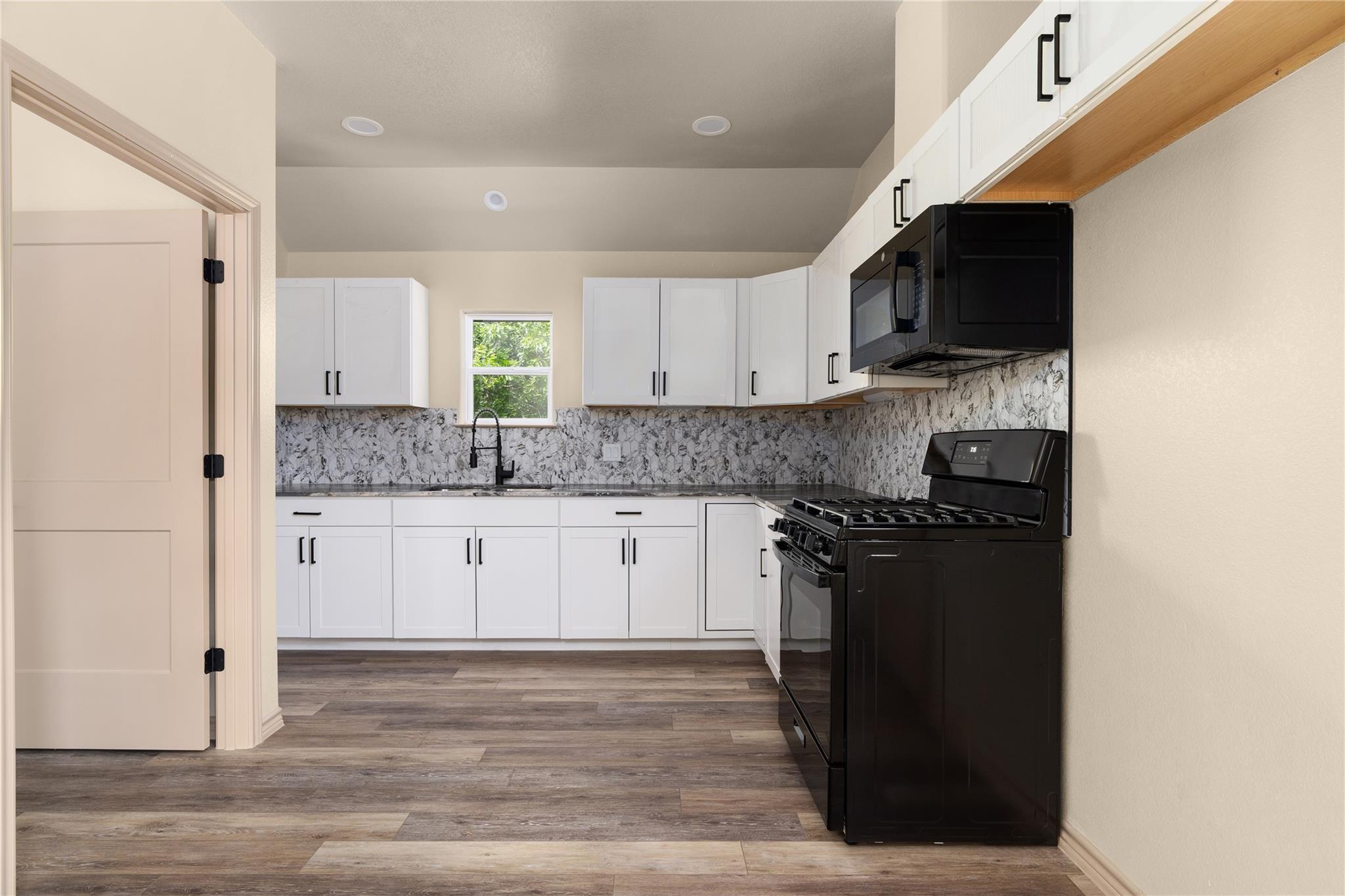 417 S Blanco St, Lockhart, TX 78644