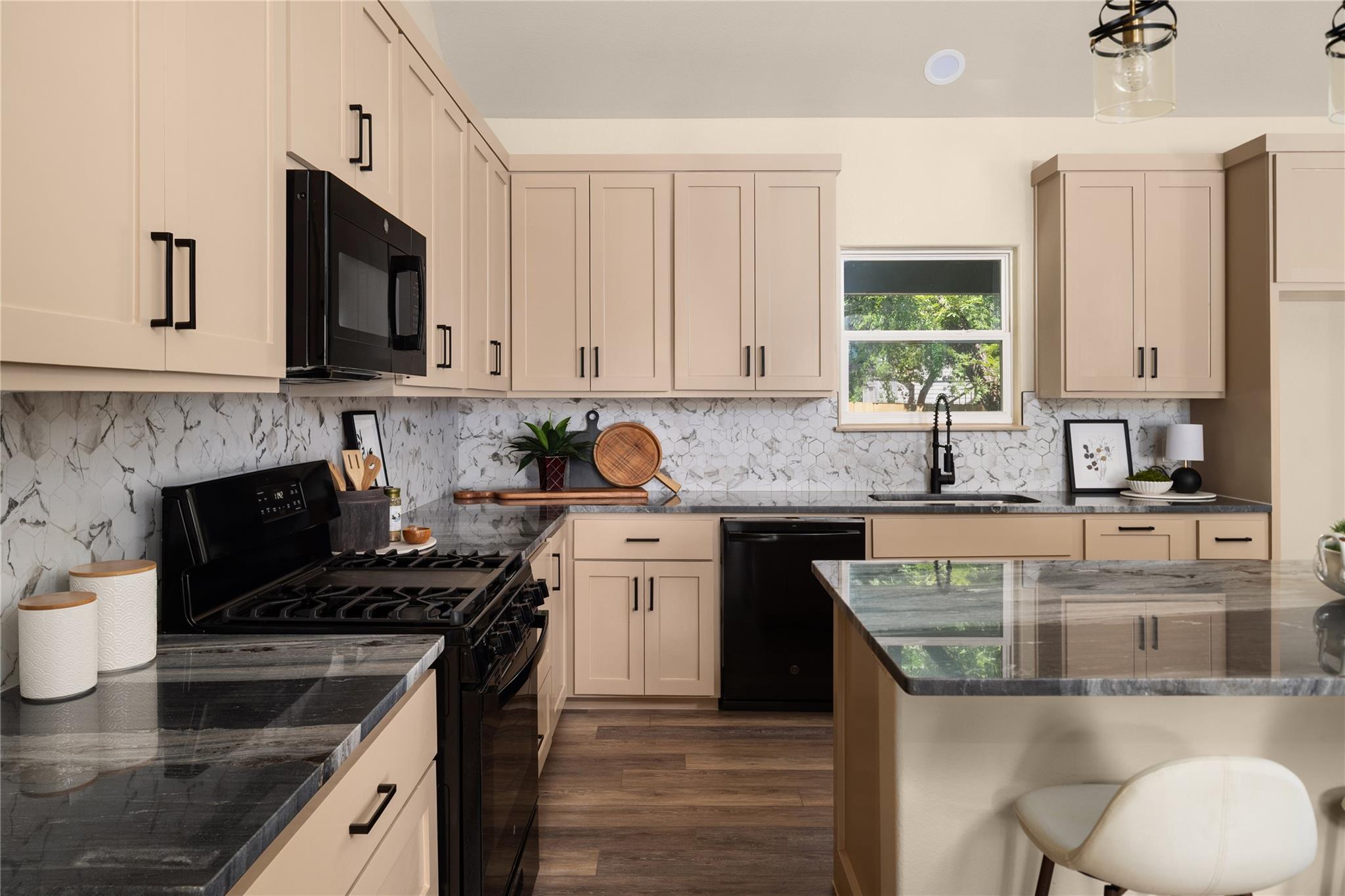 417 S Blanco St, Lockhart, TX 78644