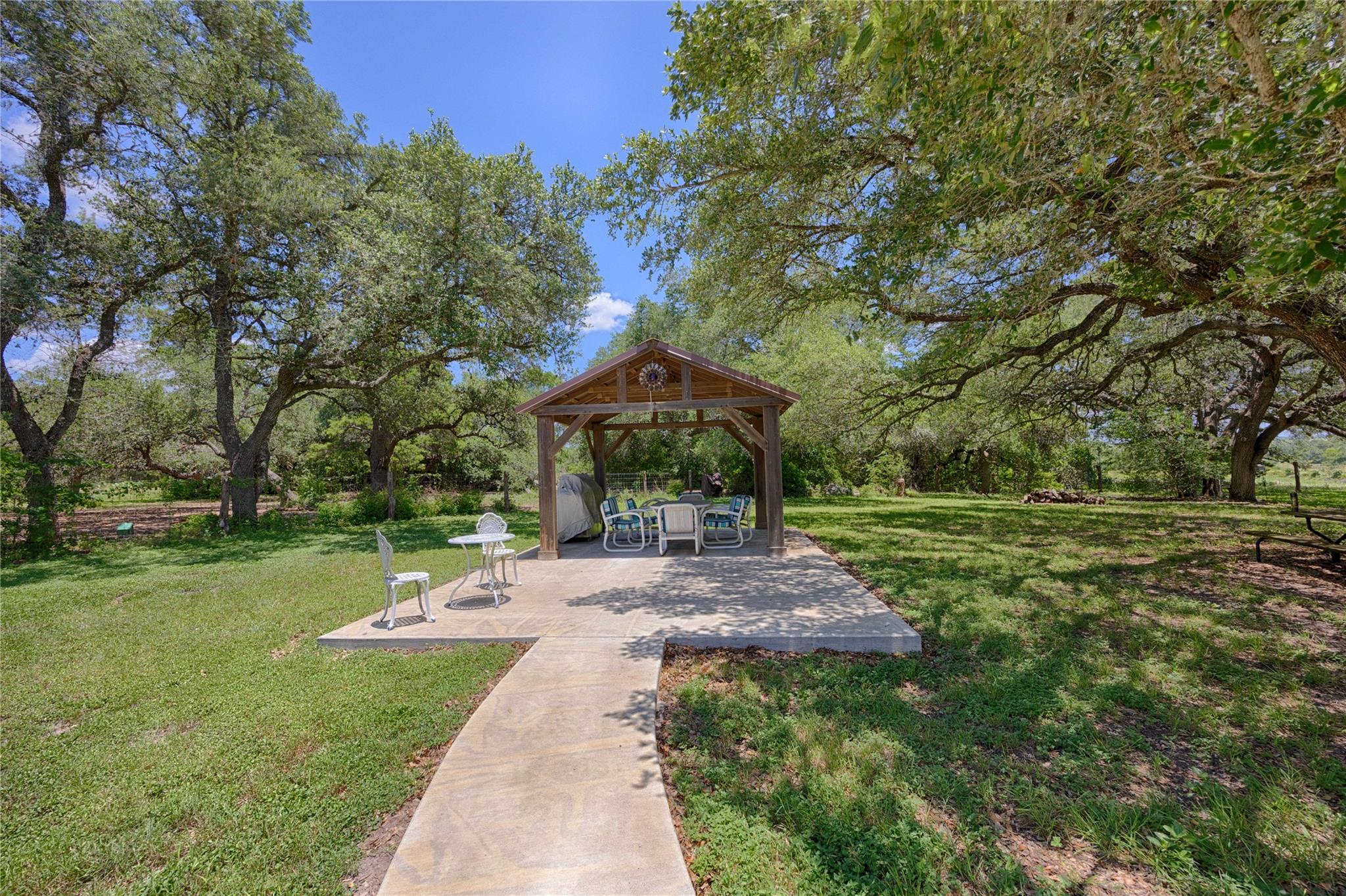 900 Schulze Rd, Schulenburg, TX 78949