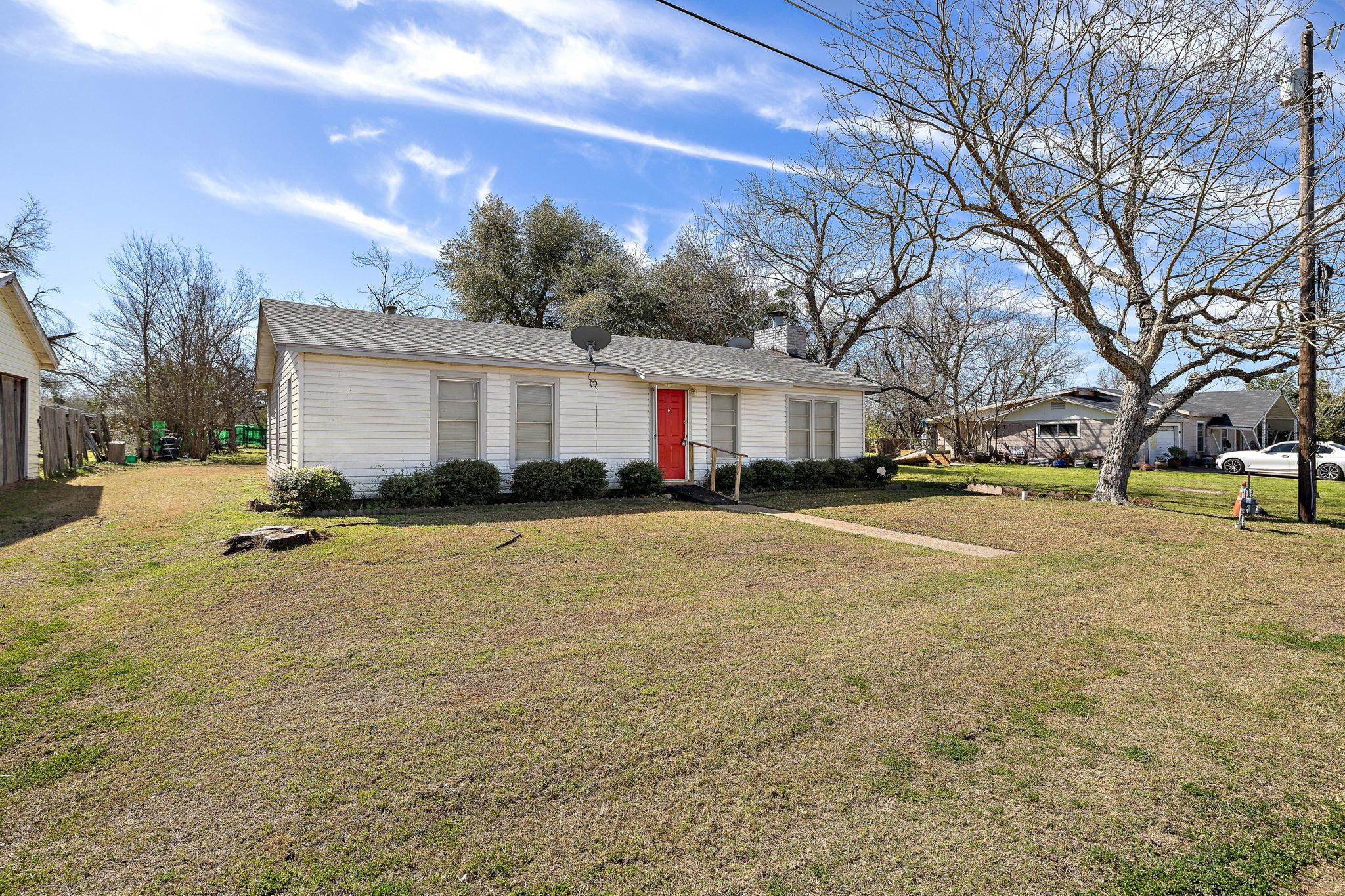 712 Vernon St, Rockdale, TX 76567