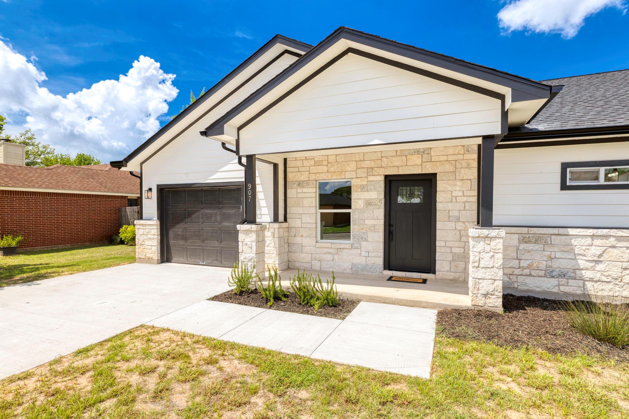 907 Fannin St, Lockhart, TX 78644