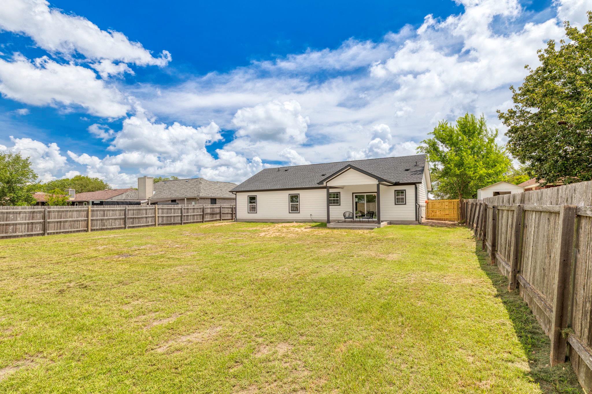 907 Fannin St, Lockhart, TX 78644
