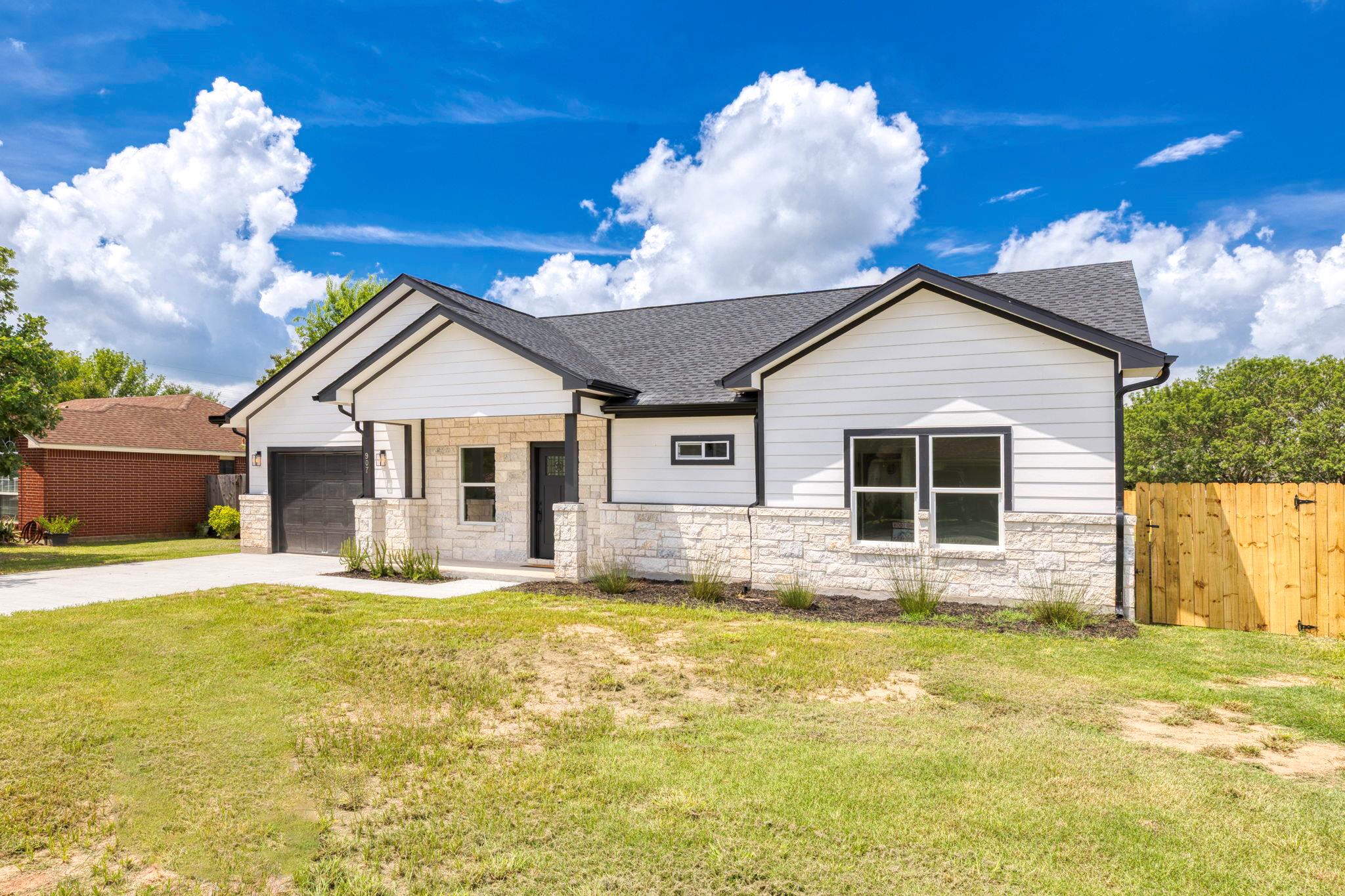 907 Fannin St, Lockhart, TX 78644