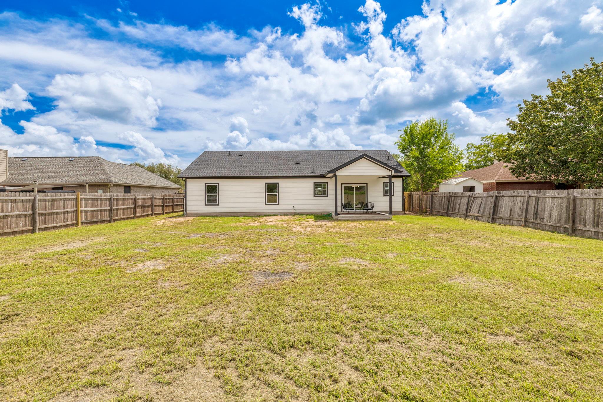 907 Fannin St, Lockhart, TX 78644
