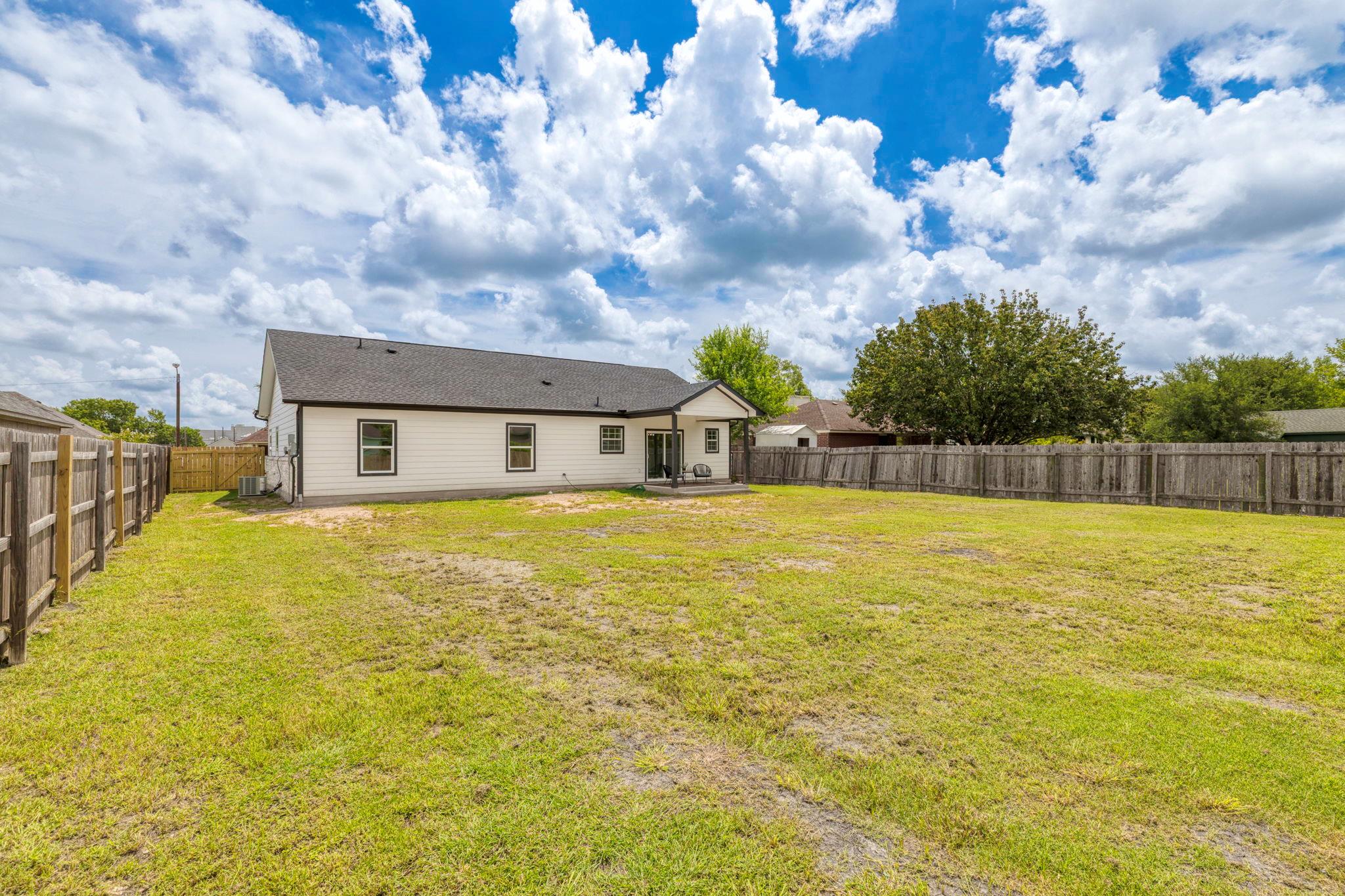 907 Fannin St, Lockhart, TX 78644