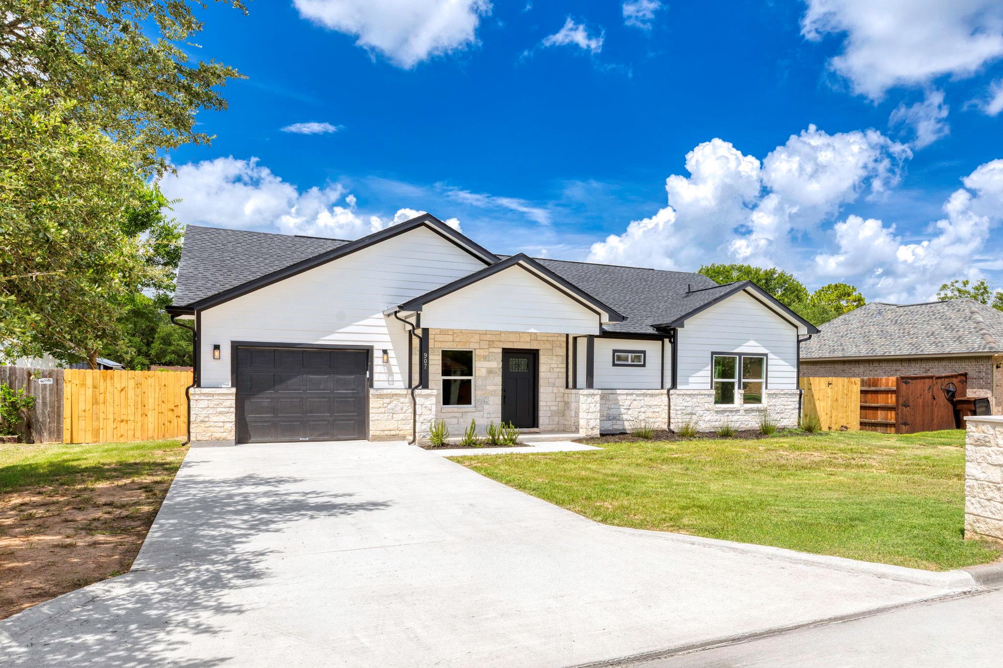 907 Fannin St, Lockhart, TX 78644