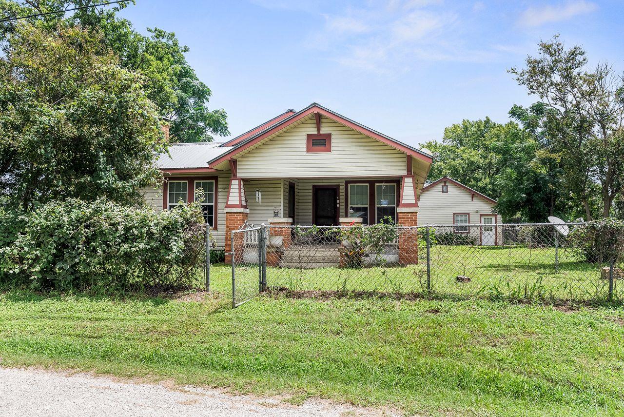 186 El Paso St, McDade, TX 78650
