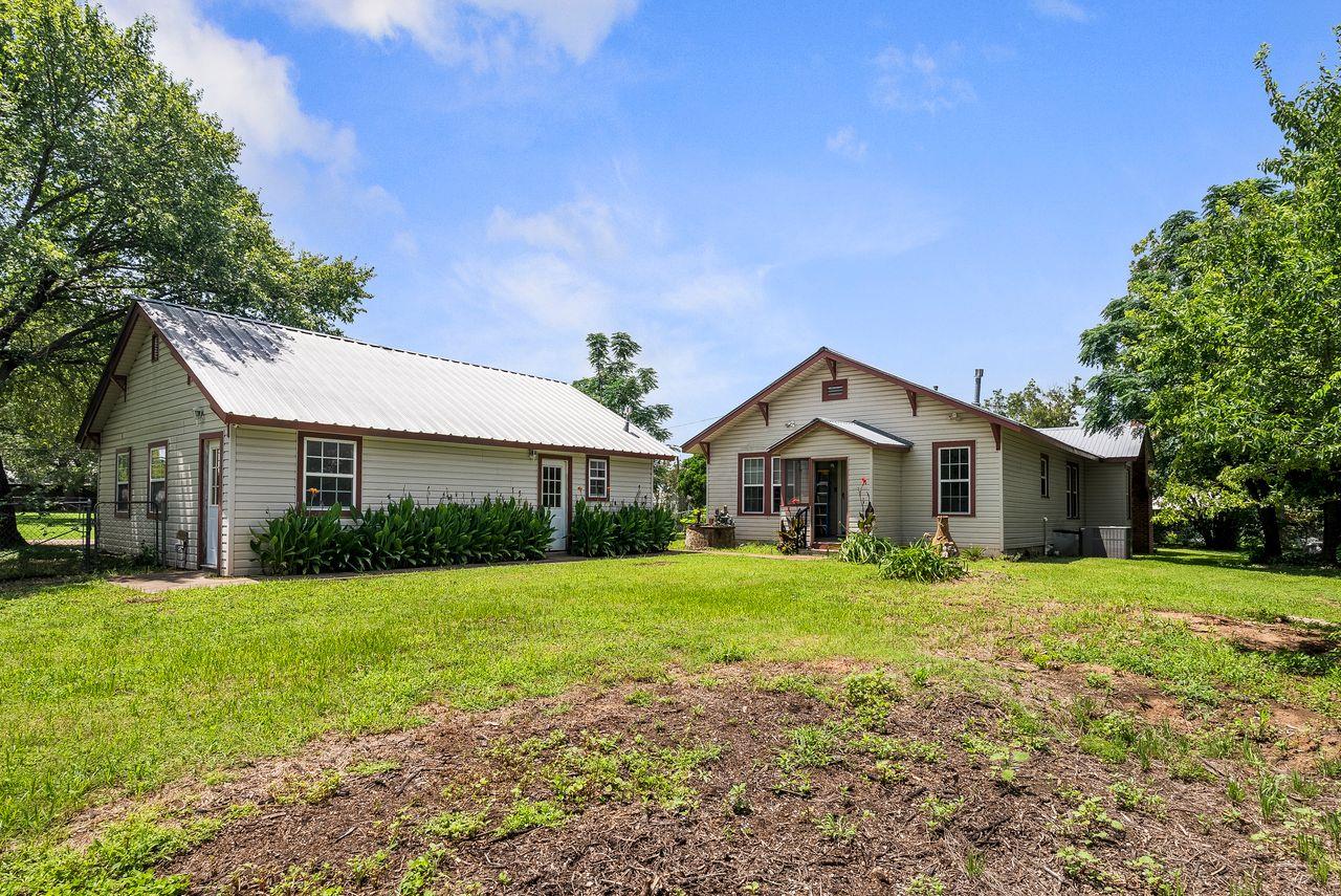 186 El Paso St, McDade, TX 78650