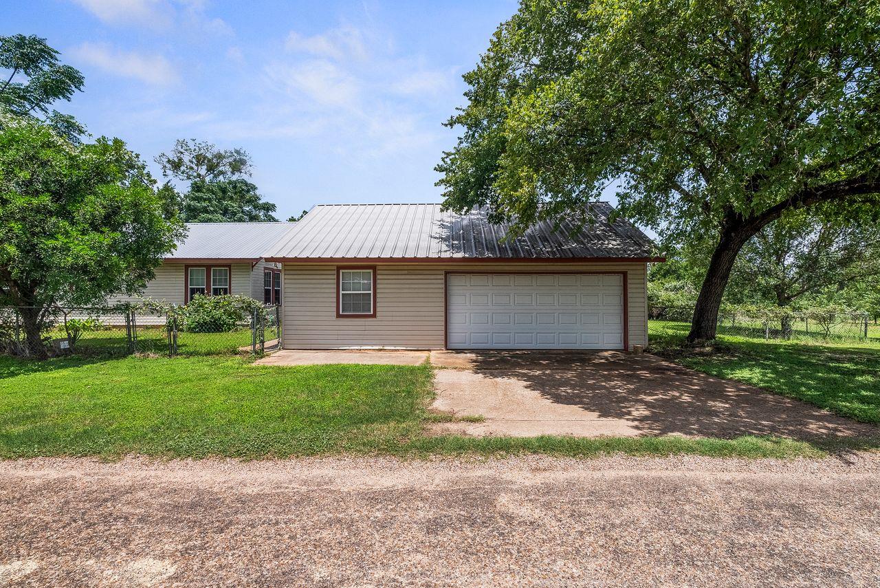 186 El Paso St, McDade, TX 78650