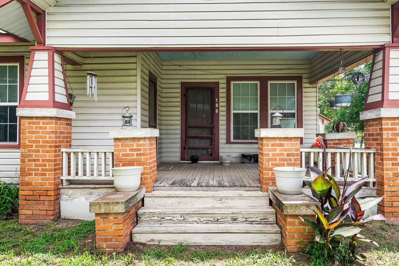 186 El Paso St, McDade, TX 78650