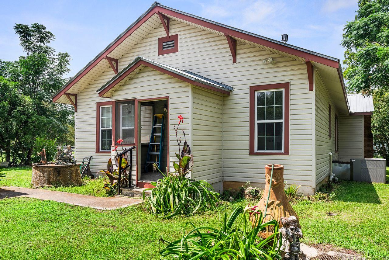 186 El Paso St, McDade, TX 78650