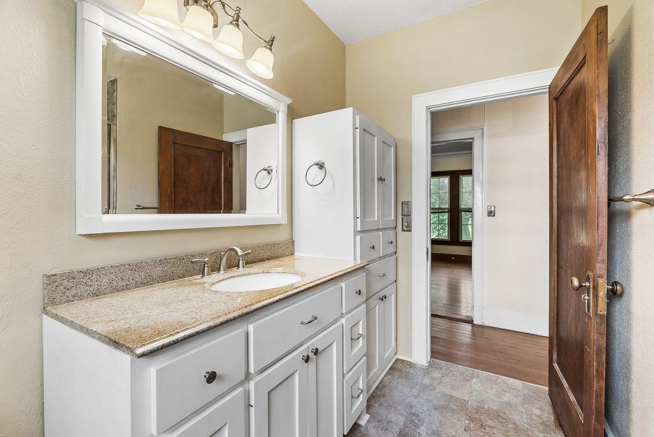 186 El Paso St, McDade, TX 78650