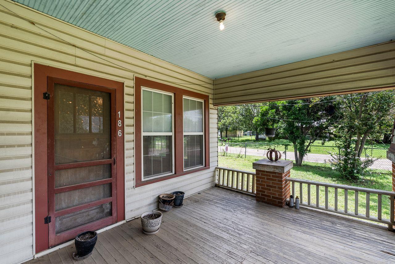 186 El Paso St, McDade, TX 78650