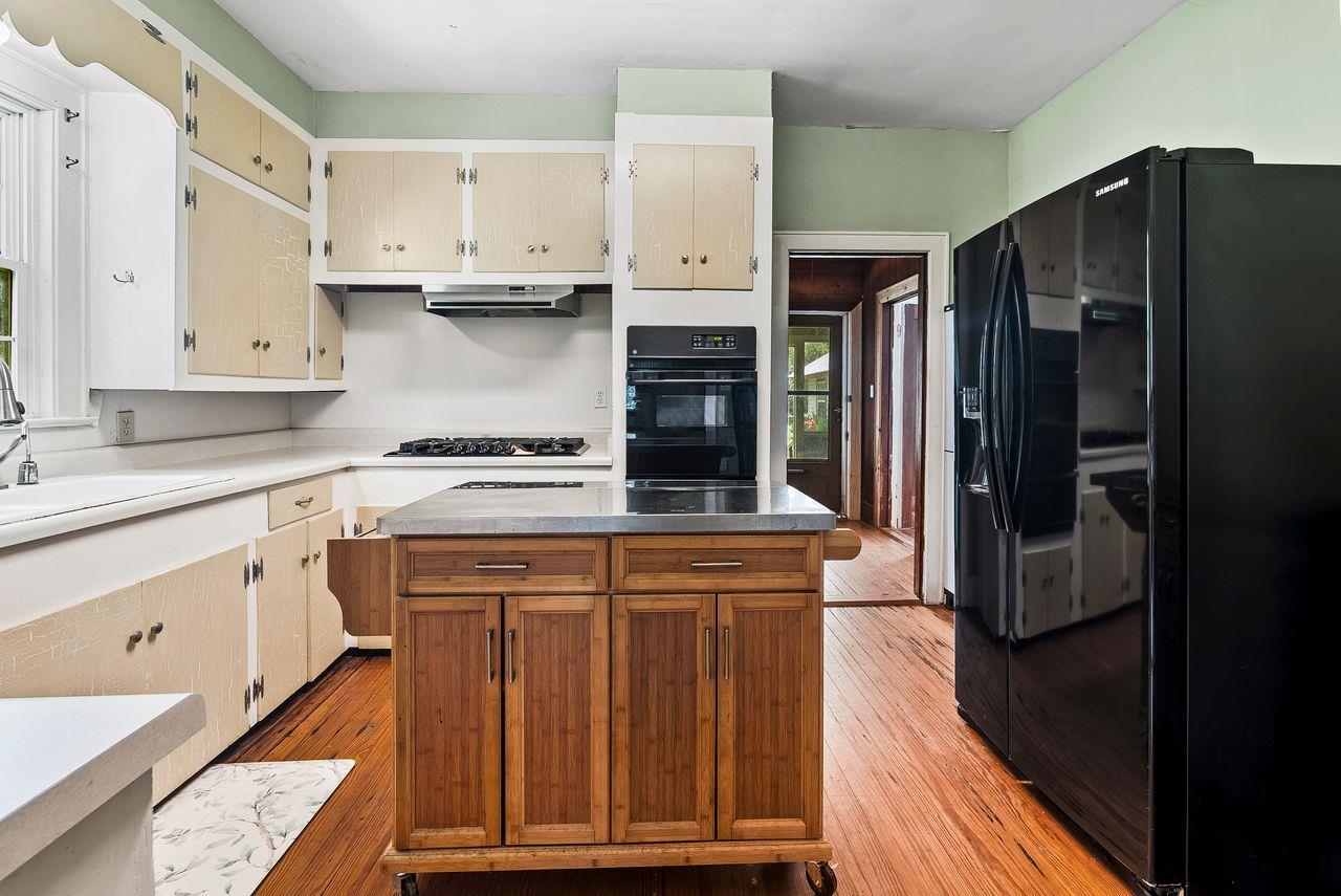 186 El Paso St, McDade, TX 78650