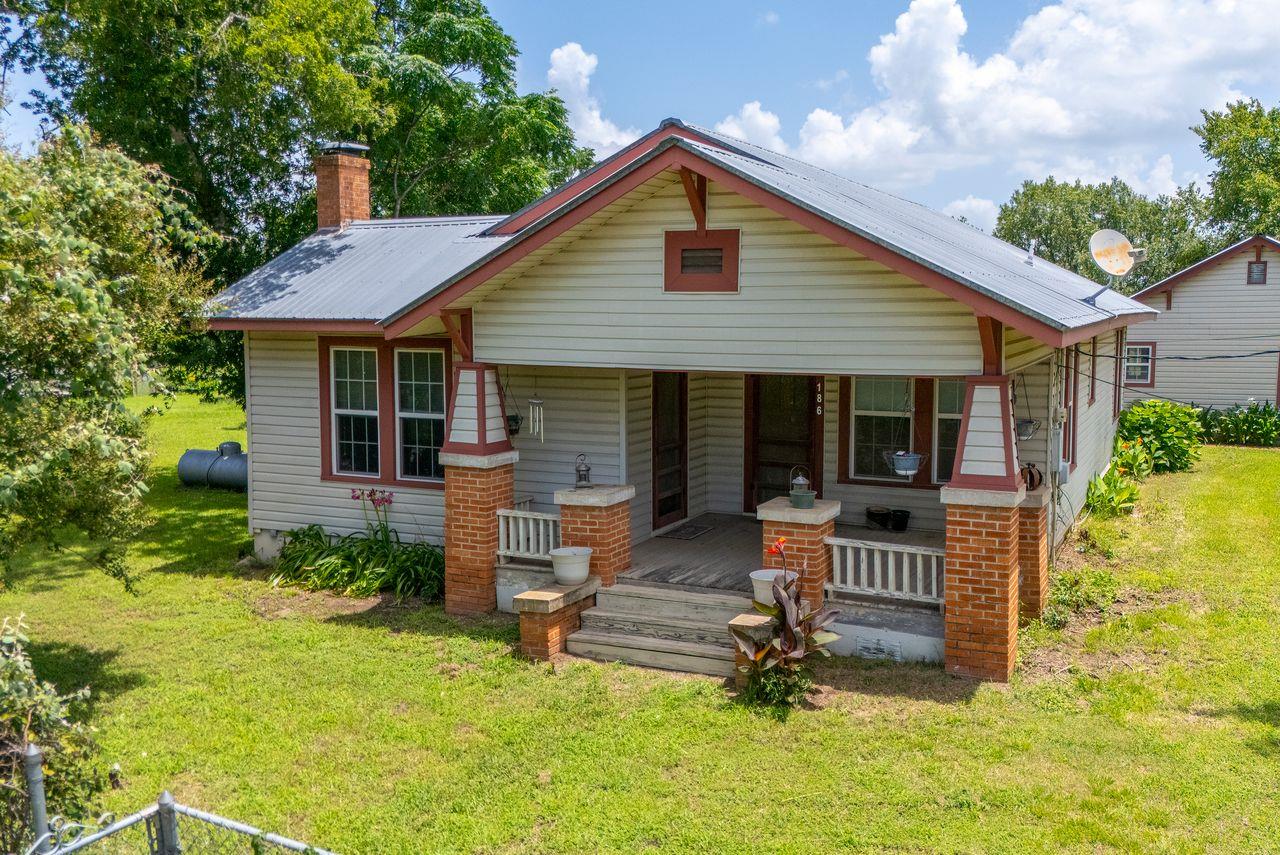186 El Paso St, McDade, TX 78650