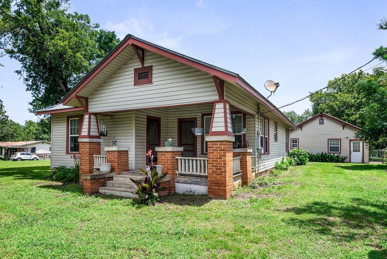 186 El Paso St, McDade, TX 78650
