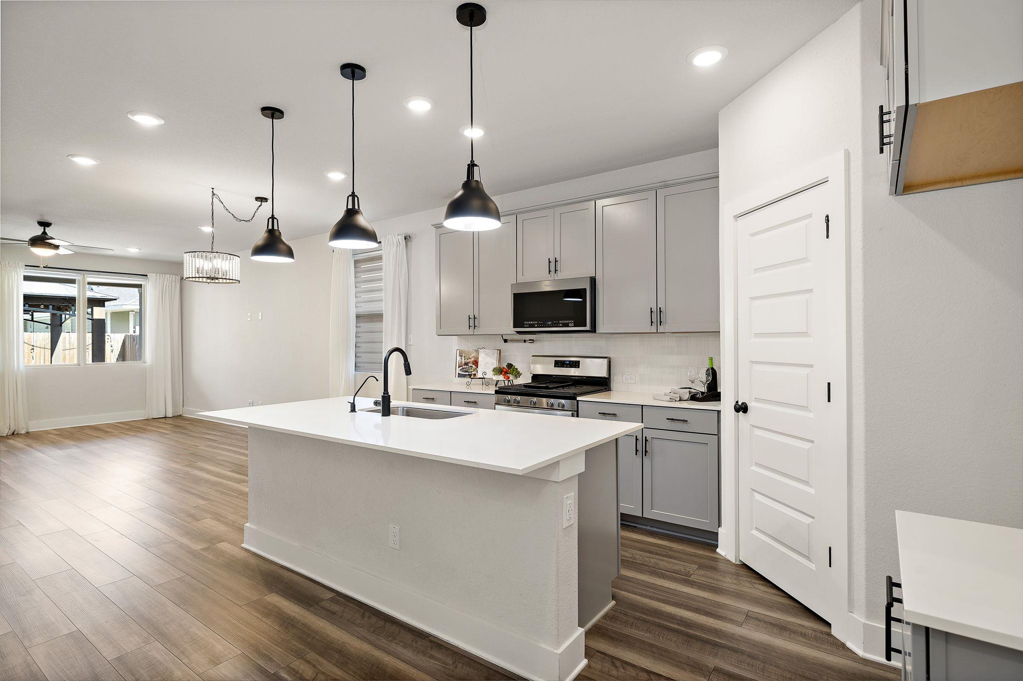 113 Lyrebird Ln, Hutto, TX 78634