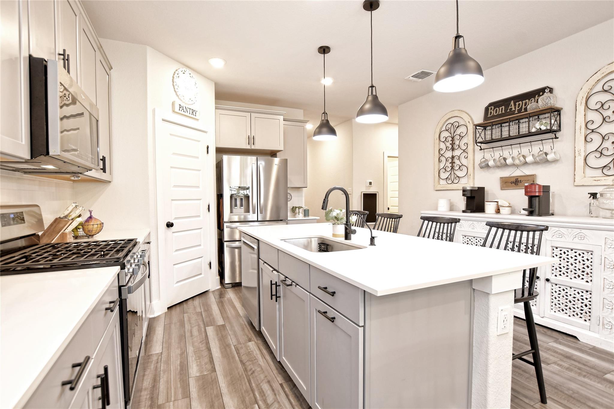 113 Lyrebird Ln, Hutto, TX 78634