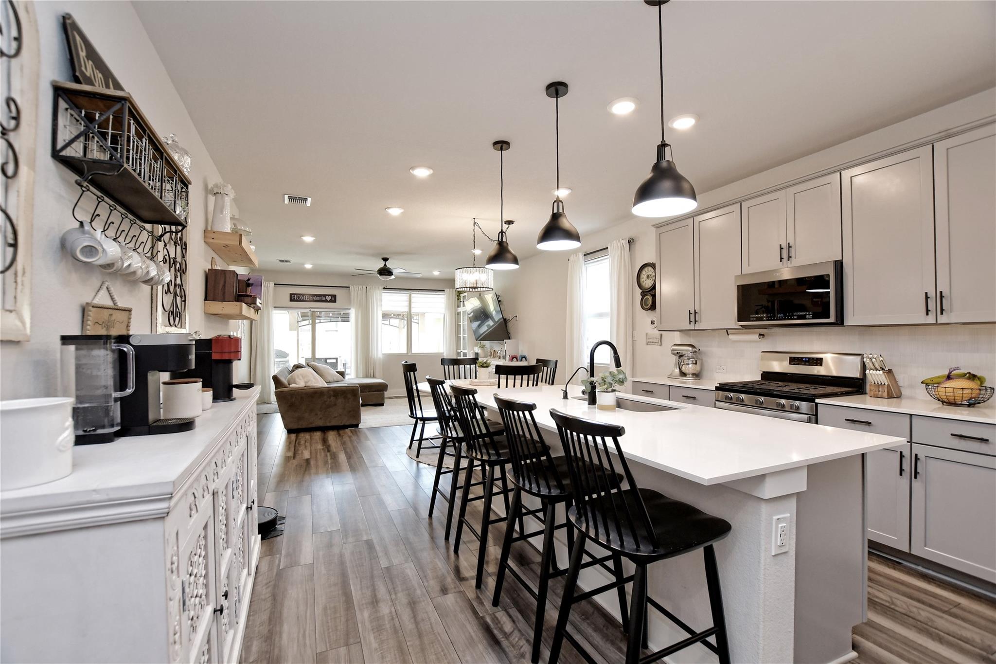 113 Lyrebird Ln, Hutto, TX 78634