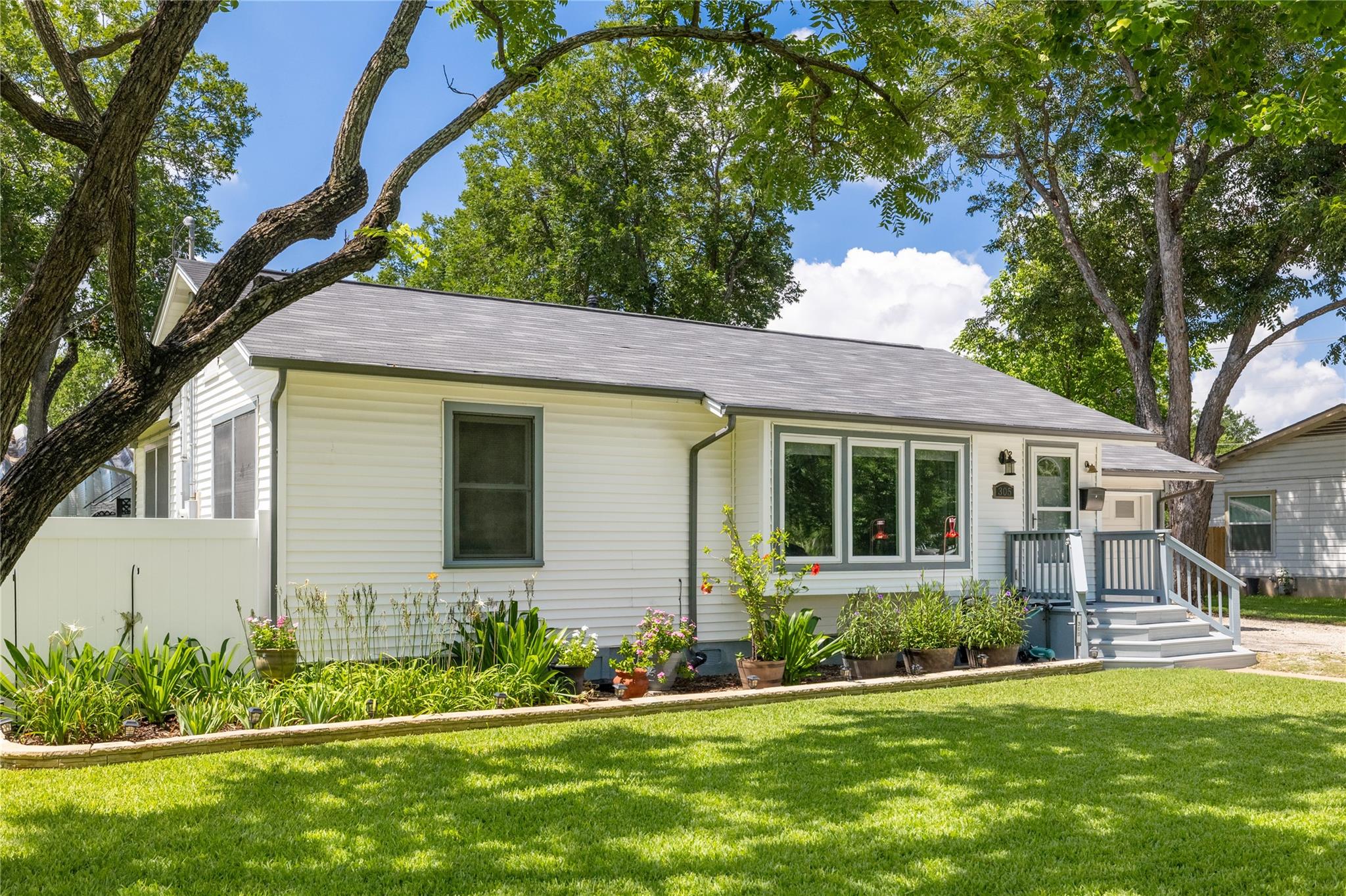 305 Sunset Dr, Round Rock, TX 78664