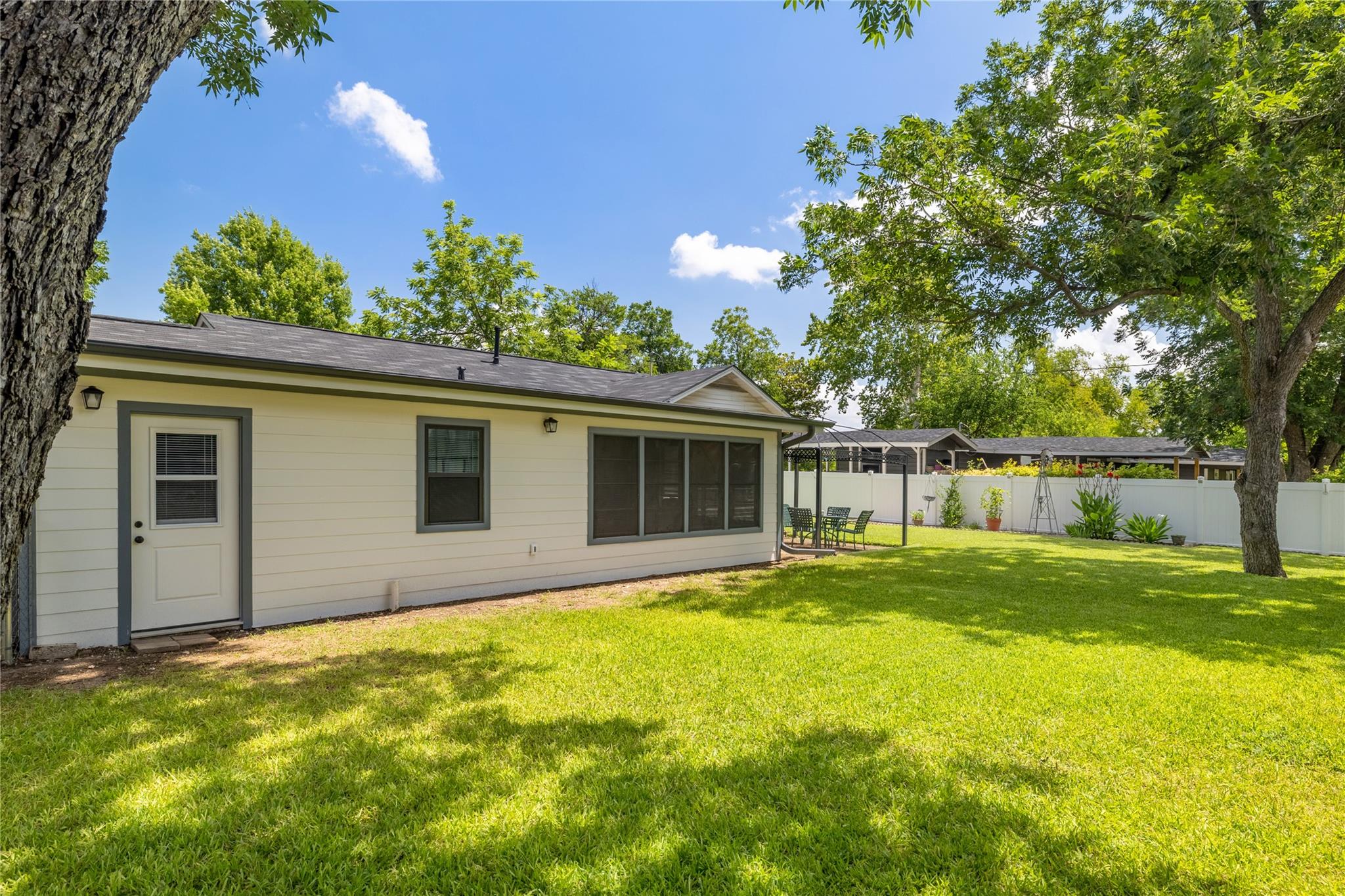 305 Sunset Dr, Round Rock, TX 78664