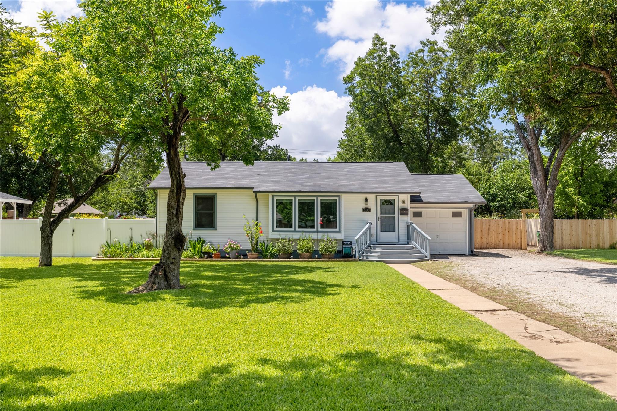 305 Sunset Dr, Round Rock, TX 78664