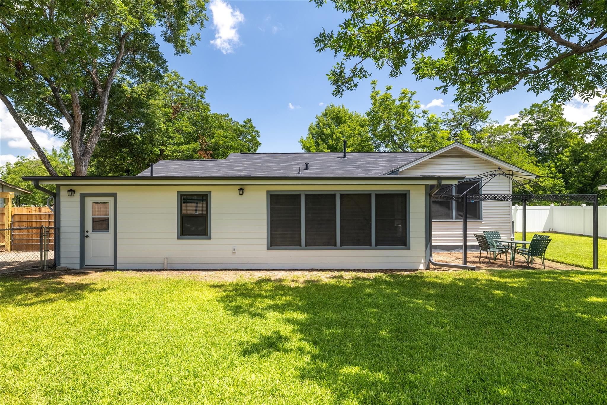 305 Sunset Dr, Round Rock, TX 78664