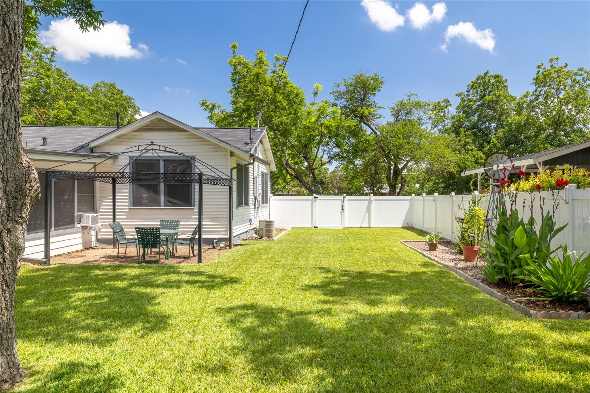 305 Sunset Dr, Round Rock, TX 78664