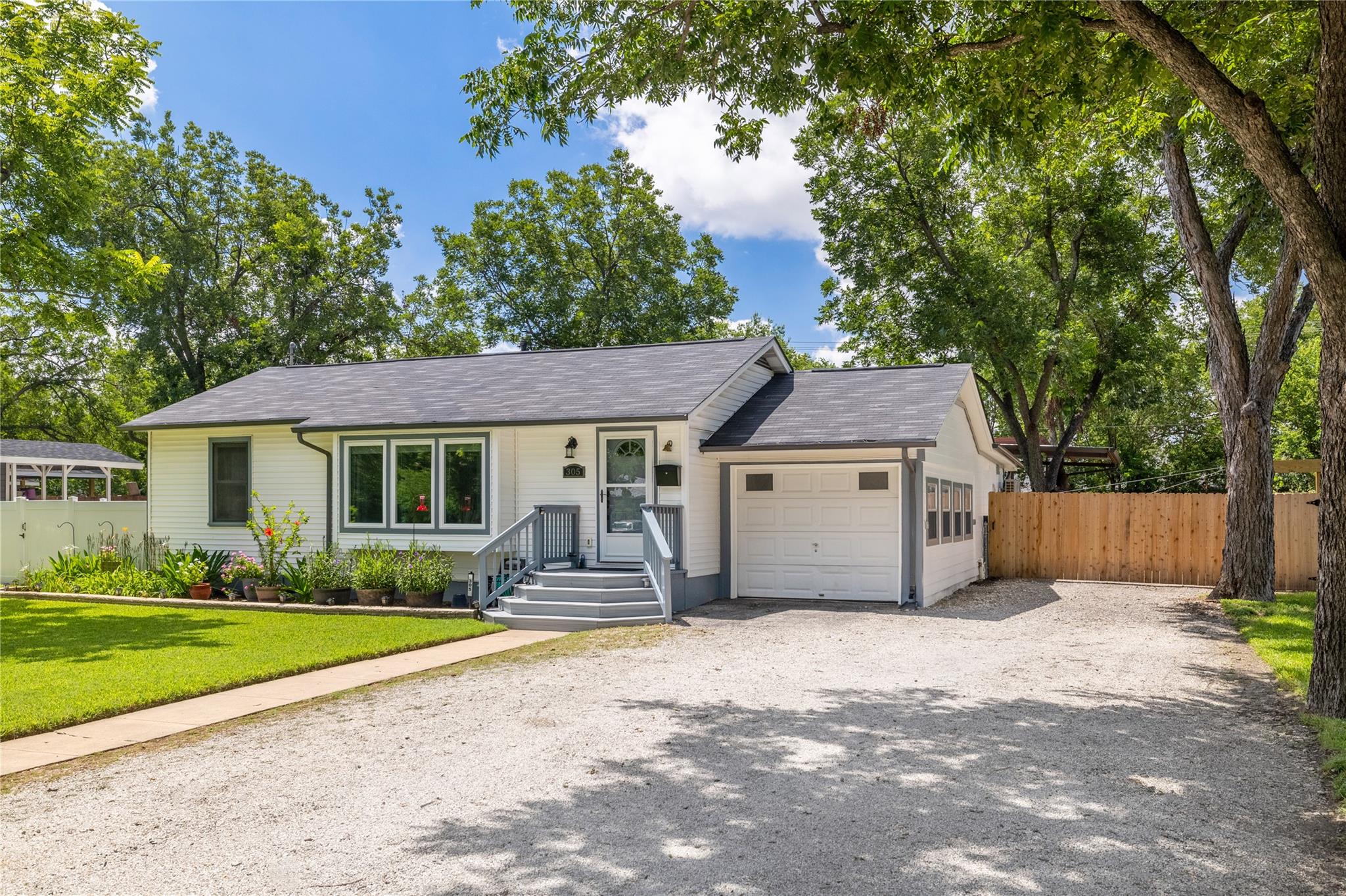 305 Sunset Dr, Round Rock, TX 78664
