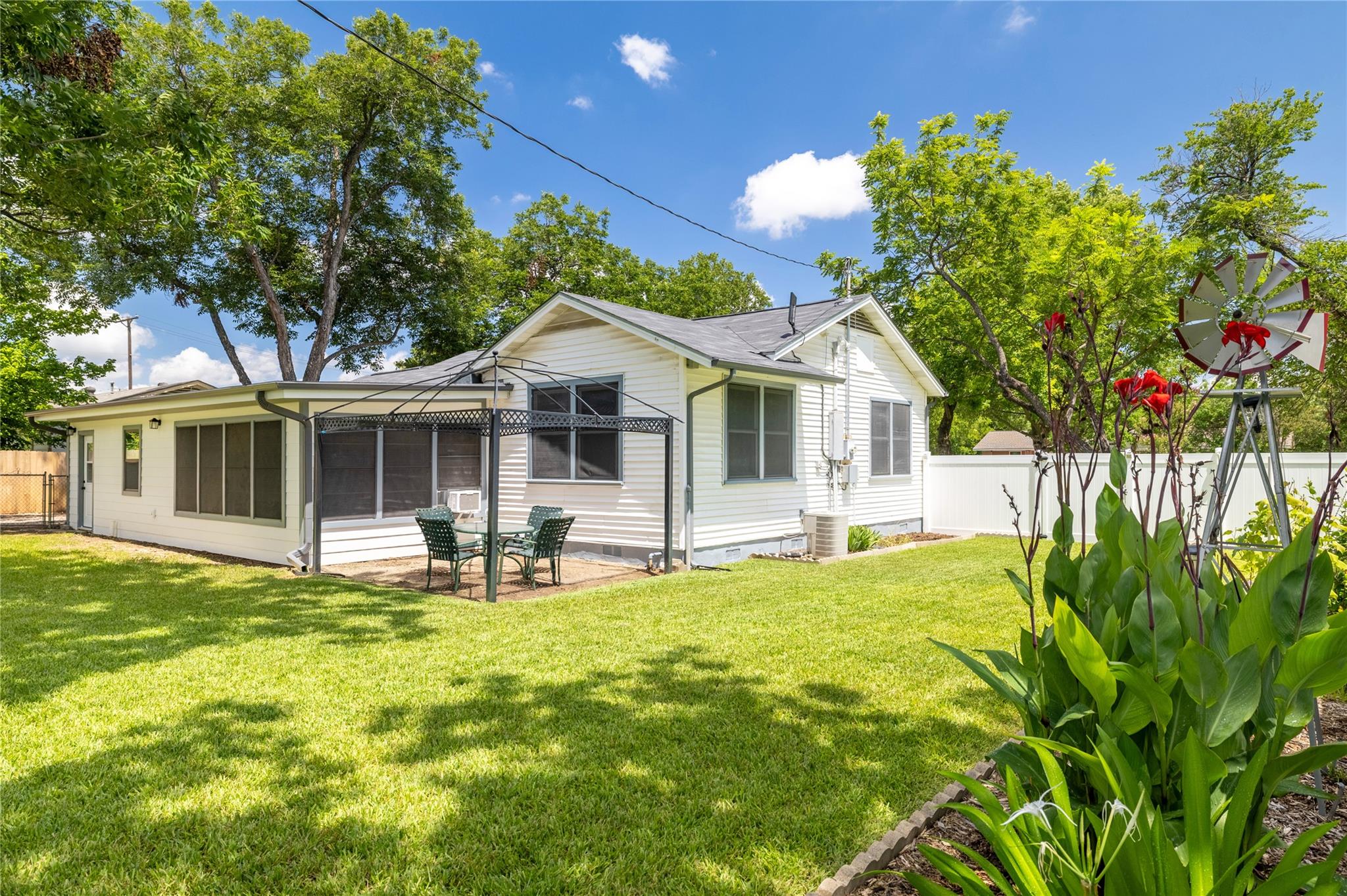 305 Sunset Dr, Round Rock, TX 78664