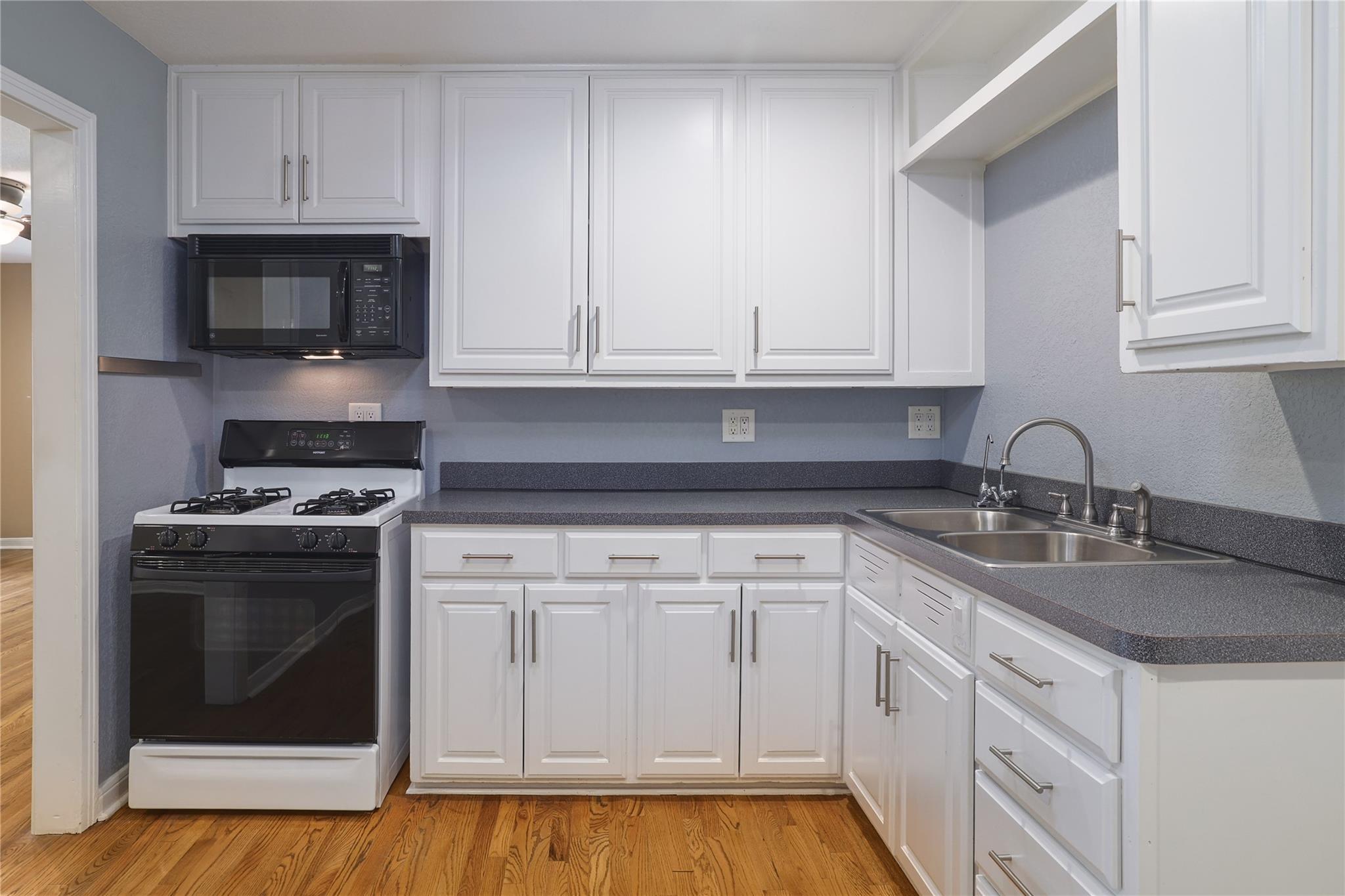 305 Sunset Dr, Round Rock, TX 78664