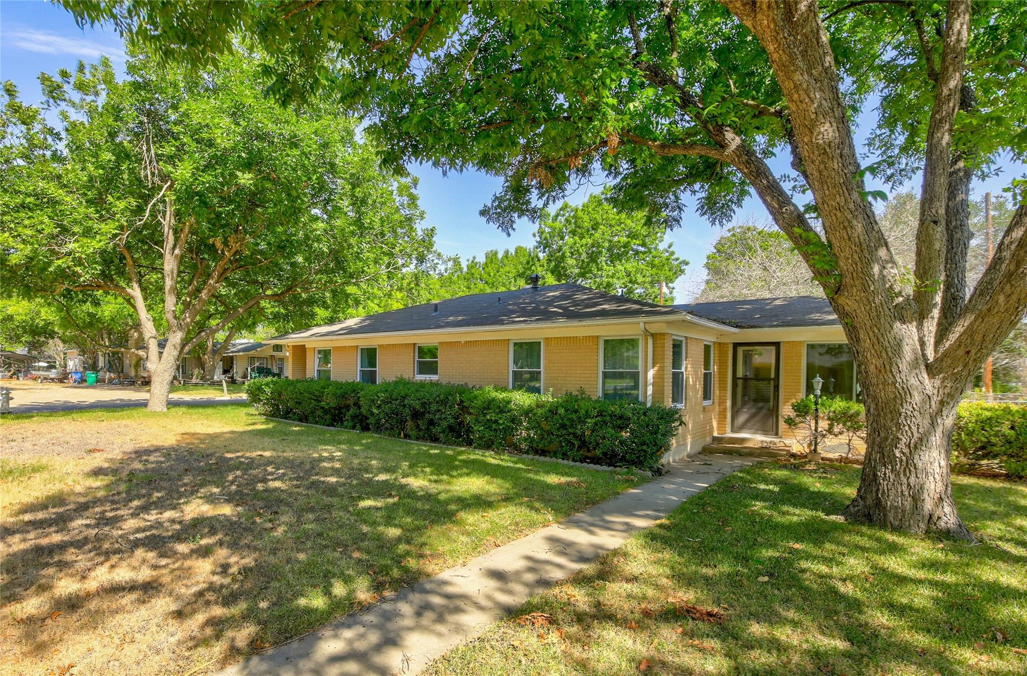 1016 Randall St, Taylor, TX 76574