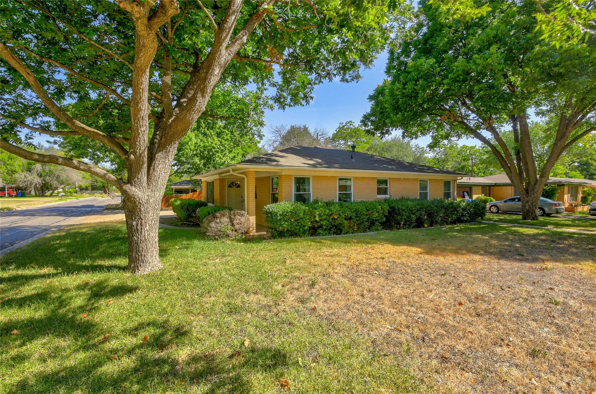 1016 Randall St, Taylor, TX 76574