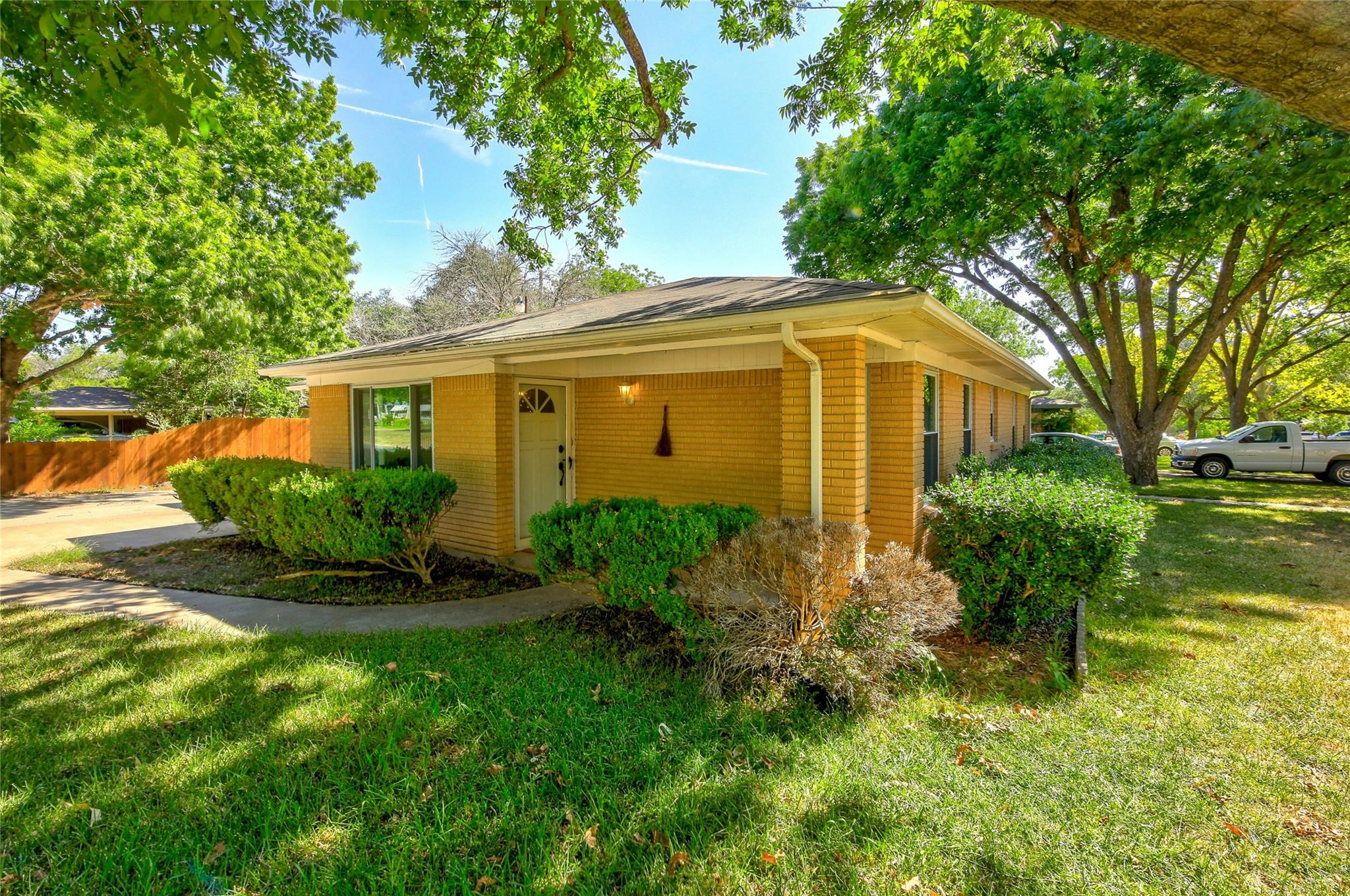 1016 Randall St, Taylor, TX 76574