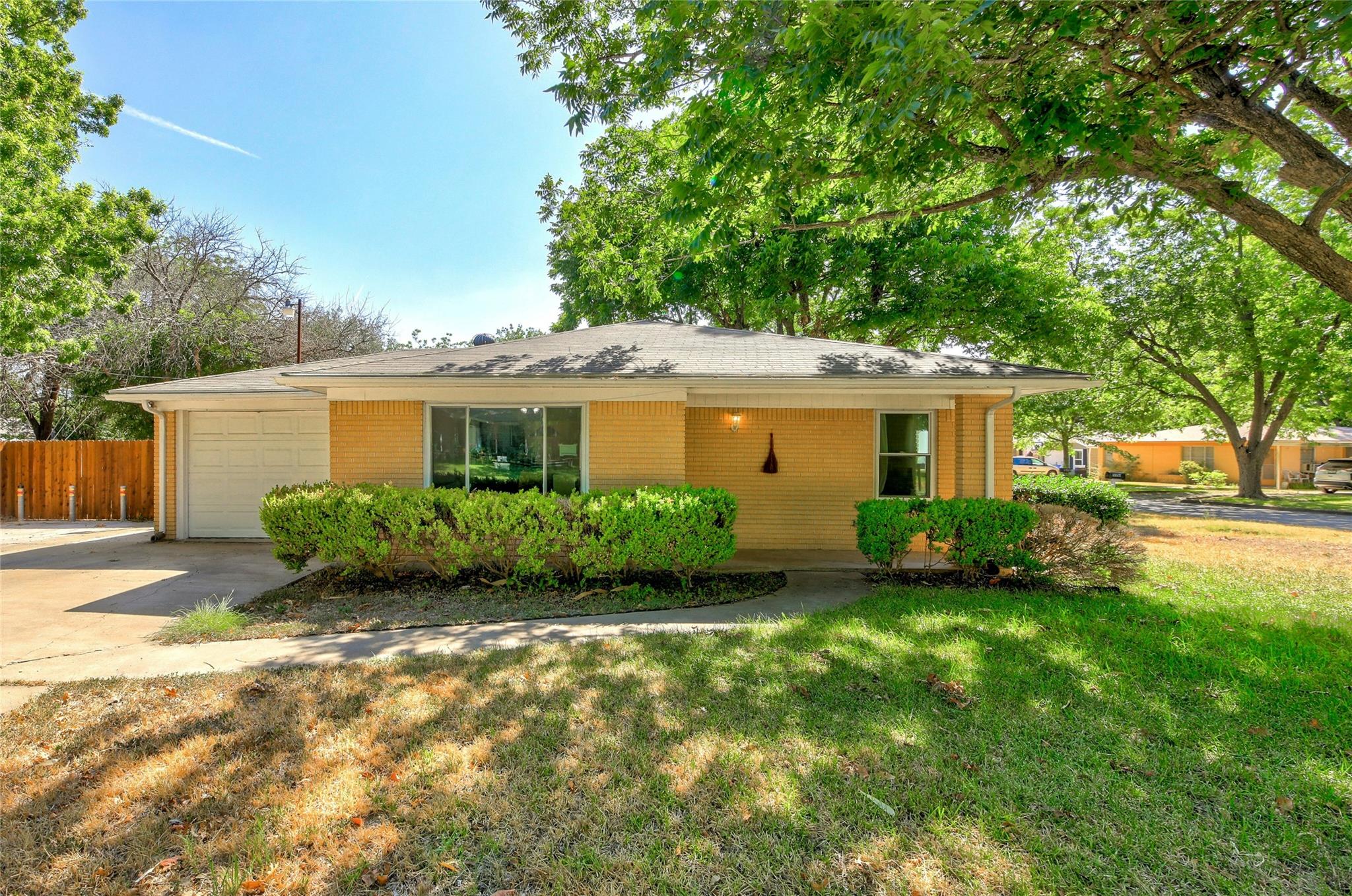 1016 Randall St, Taylor, TX 76574