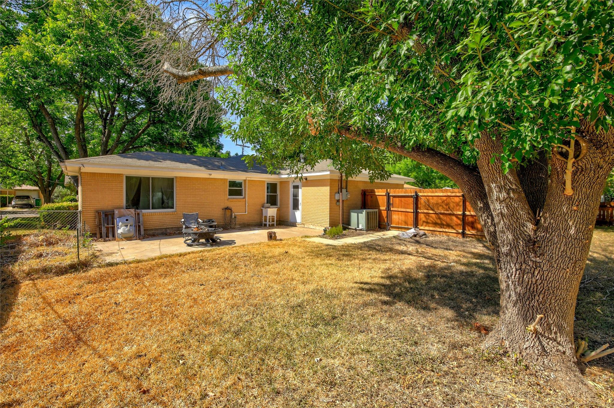 1016 Randall St, Taylor, TX 76574