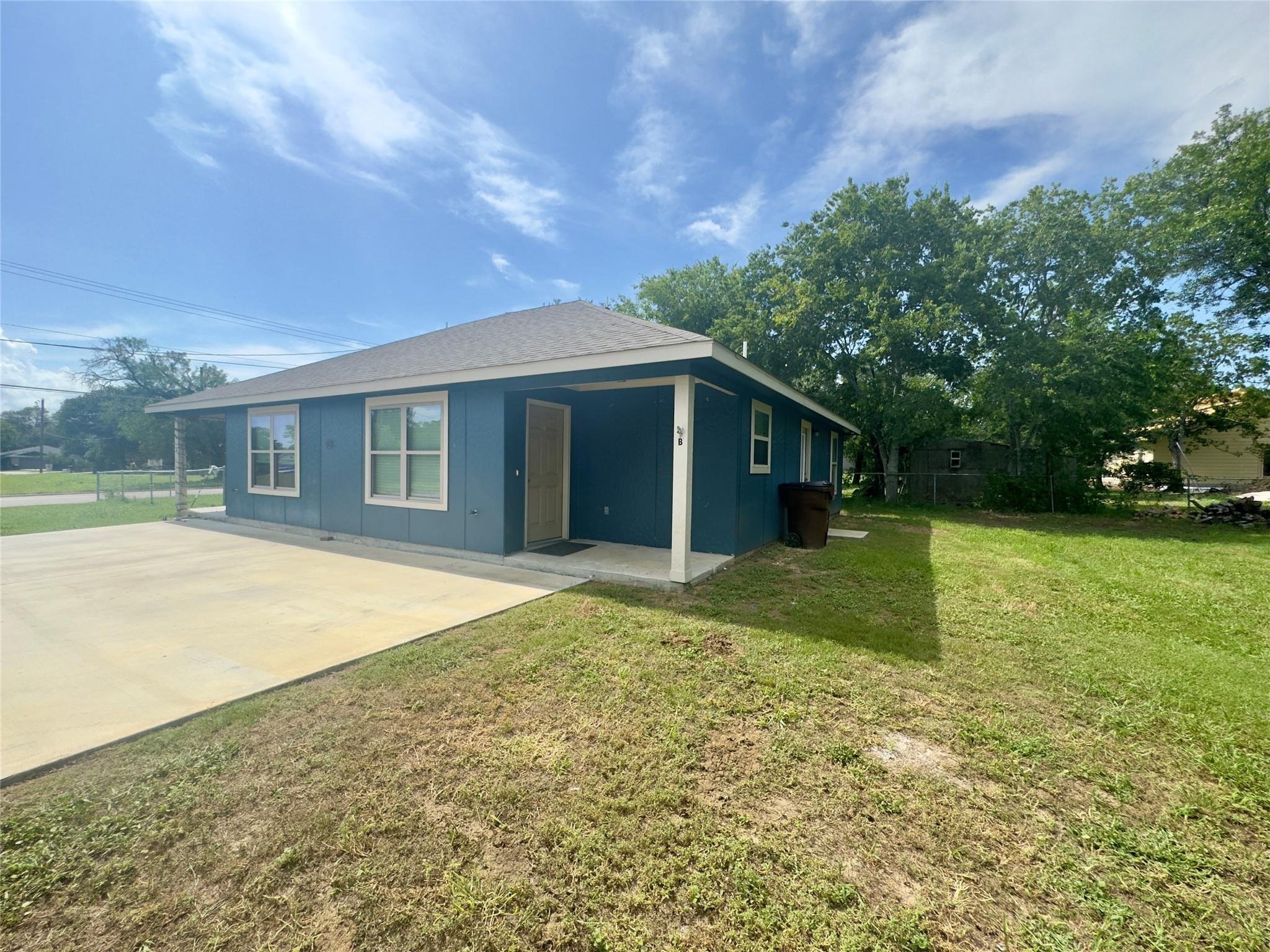 513 W China St # B, Lockhart, TX 78644