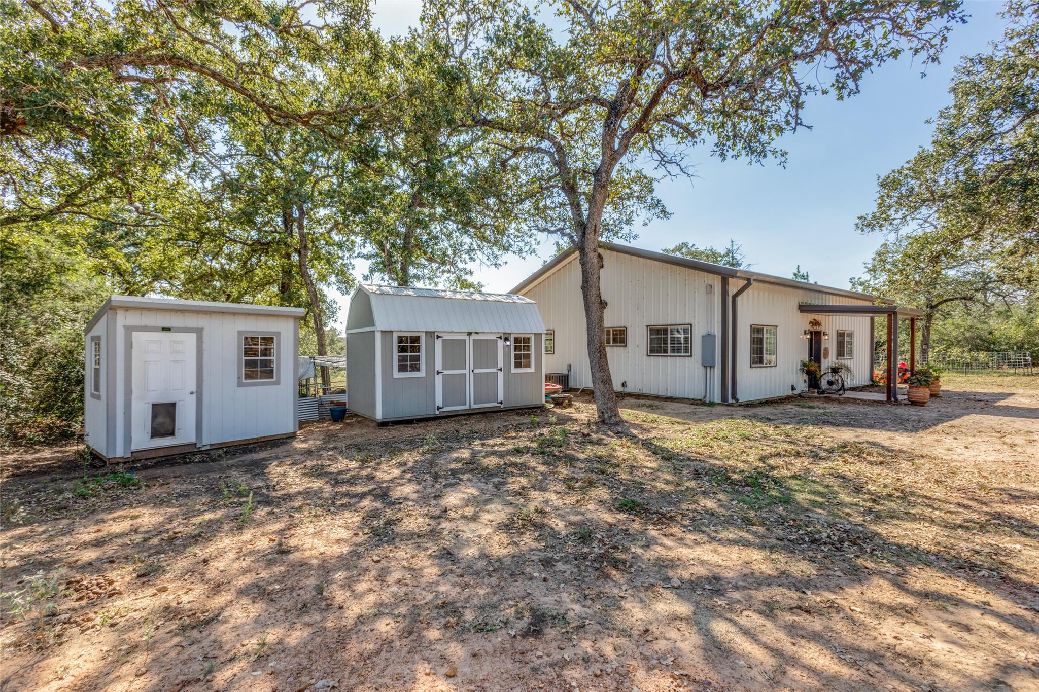 157 Cricket Hollow Ln, Smithville, TX 78957